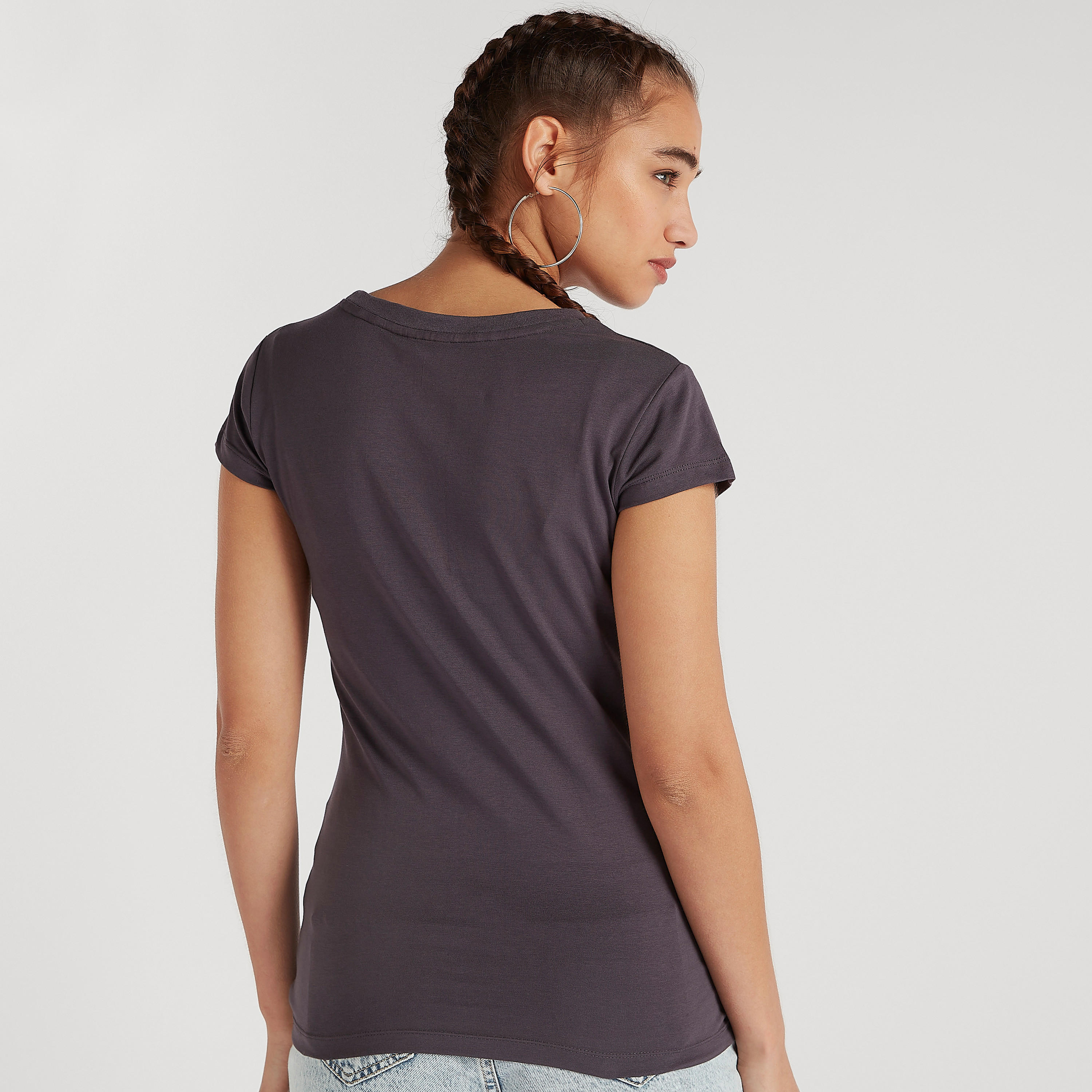 تيشيرت بياقة ضيقة وأكمام كاب وطبعات جرافيك-women-clothing-tshirts-image-4