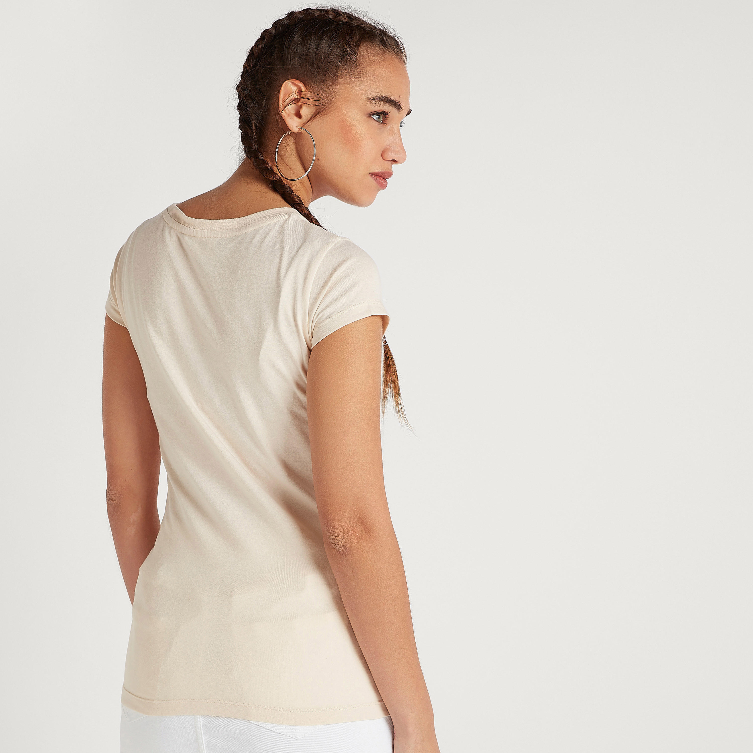 تيشيرت بياقة ضيّقة وأكمام كاب وطبعات ميكي ماوس-women-clothing-tshirts-image-5