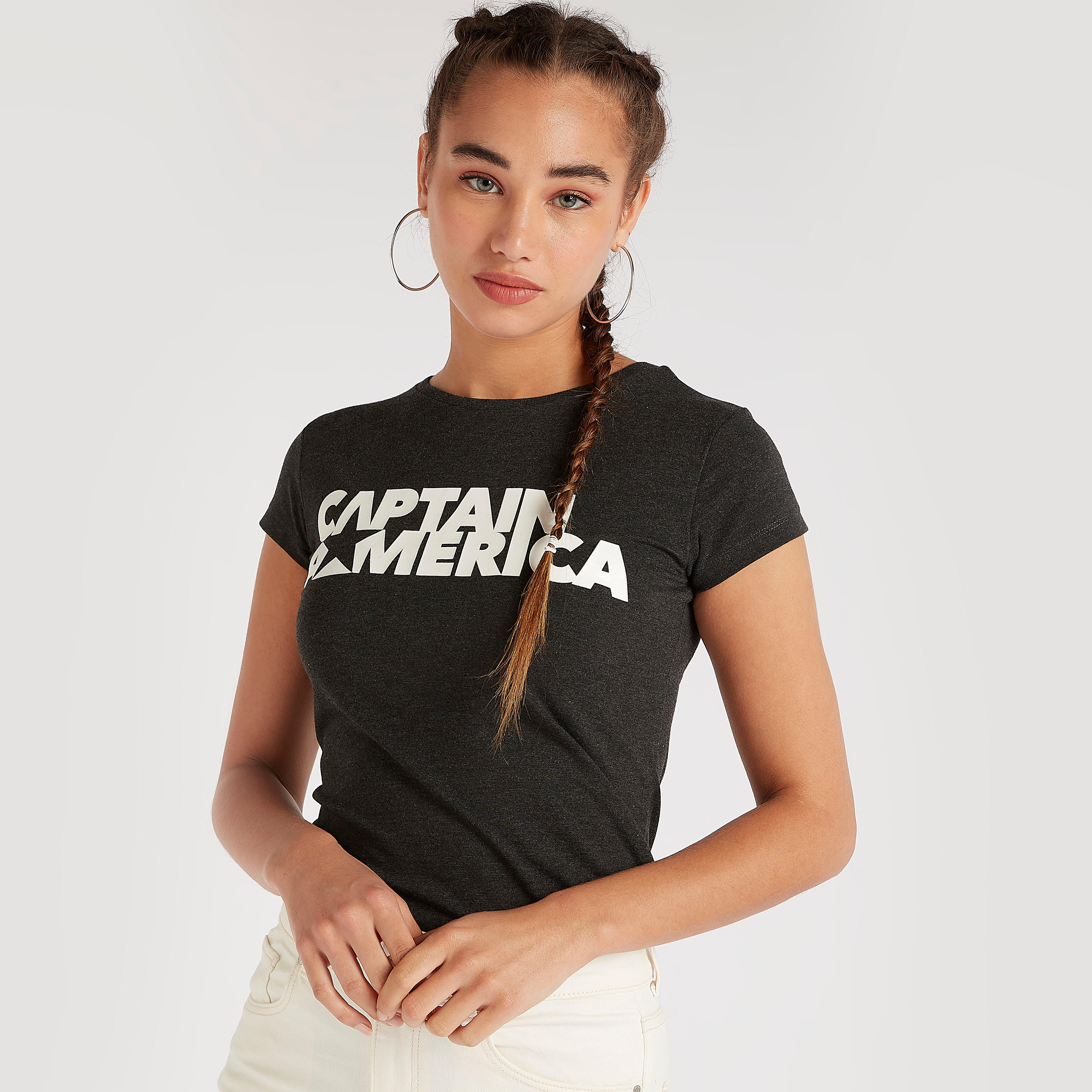 تيشيرت بياقة ضيّقة وأكمام كاب وطبعات كابتن أمريكا-women-clothing-tshirts-image-1