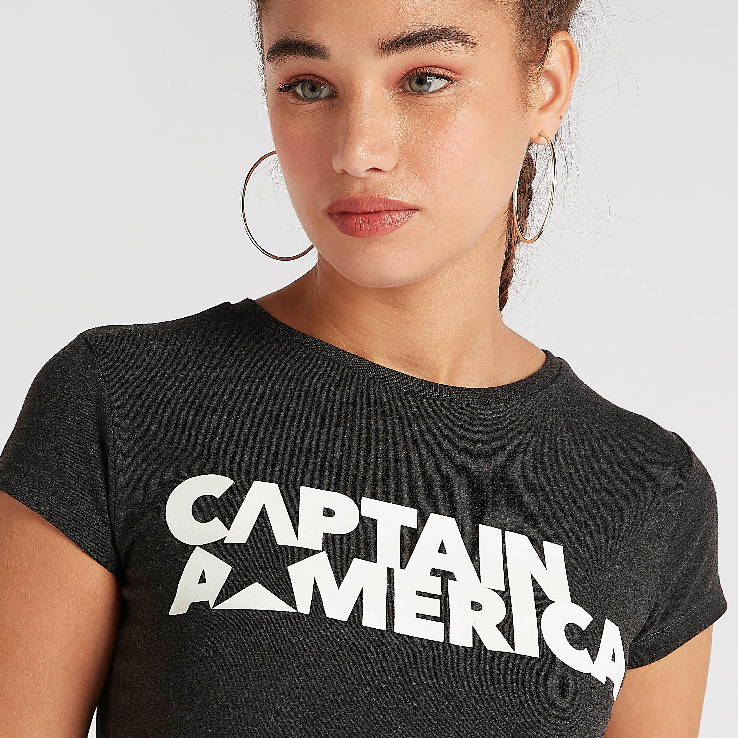 تيشيرت بياقة ضيّقة وأكمام كاب وطبعات كابتن أمريكا-women-clothing-tshirts-image-3