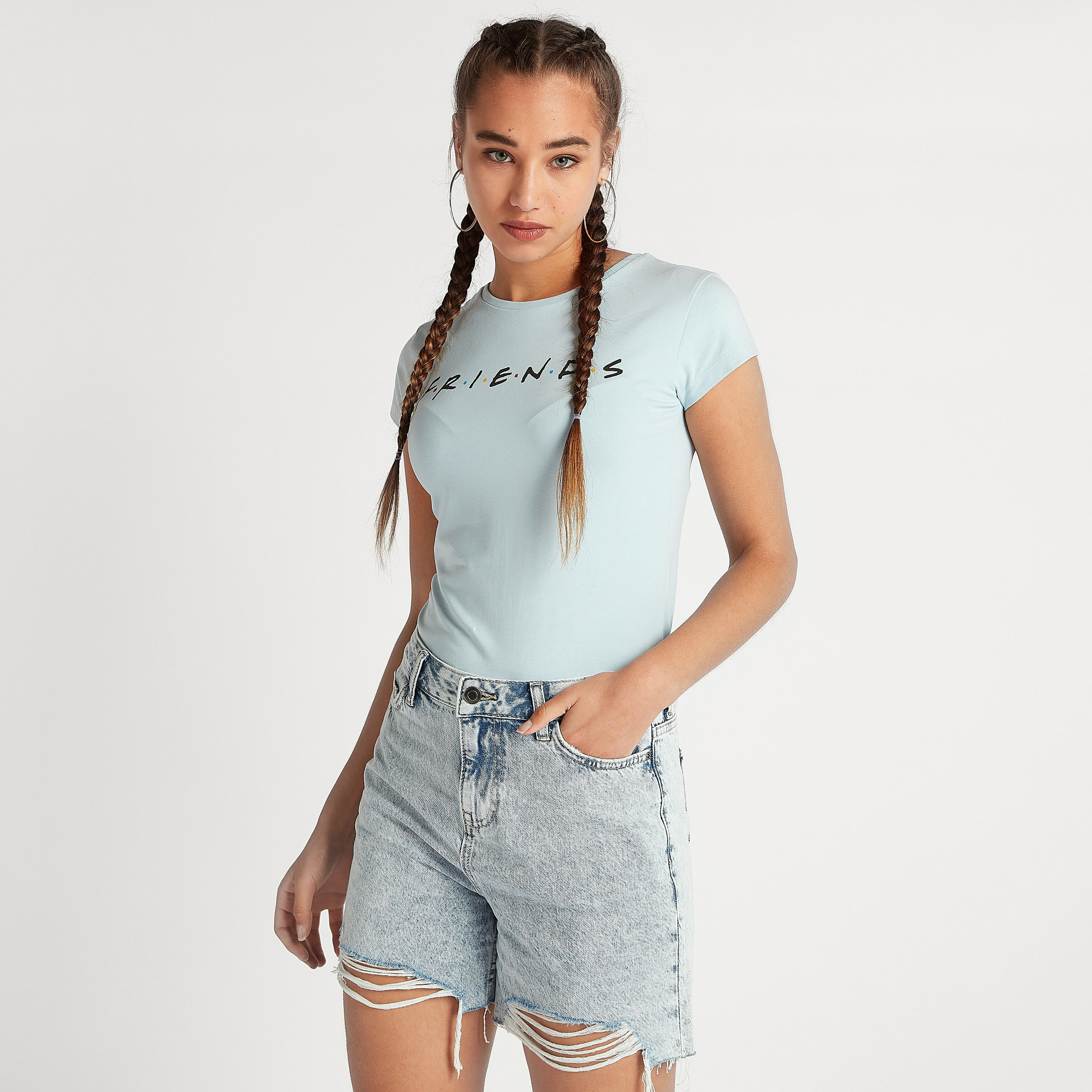 تيشيرت بياقة ضيقة وأكمام كاب وطبعات ذي فريندس-women-clothing-tshirts-image-4
