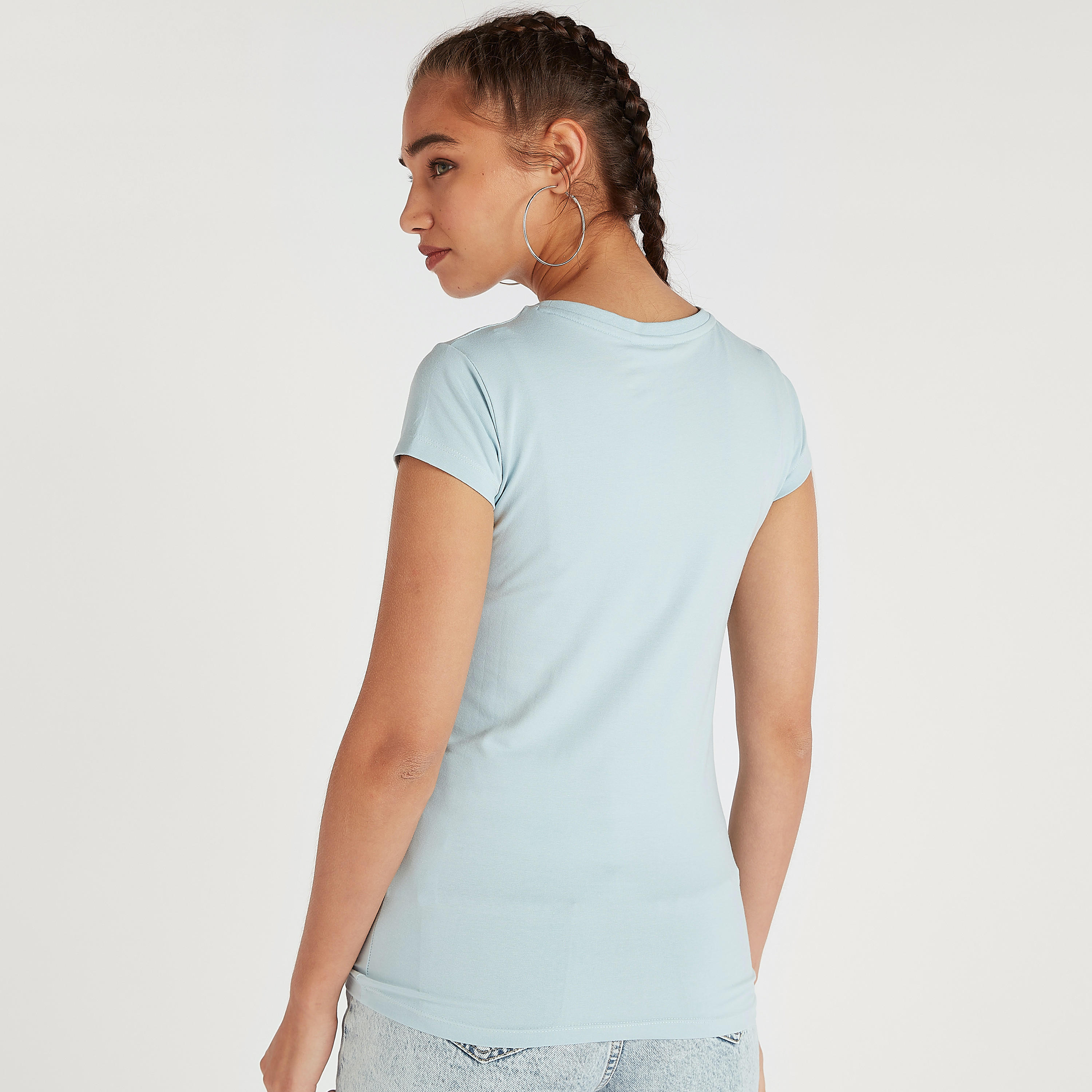 تيشيرت بياقة ضيقة وأكمام كاب وطبعات ذي فريندس-women-clothing-tshirts-image-5