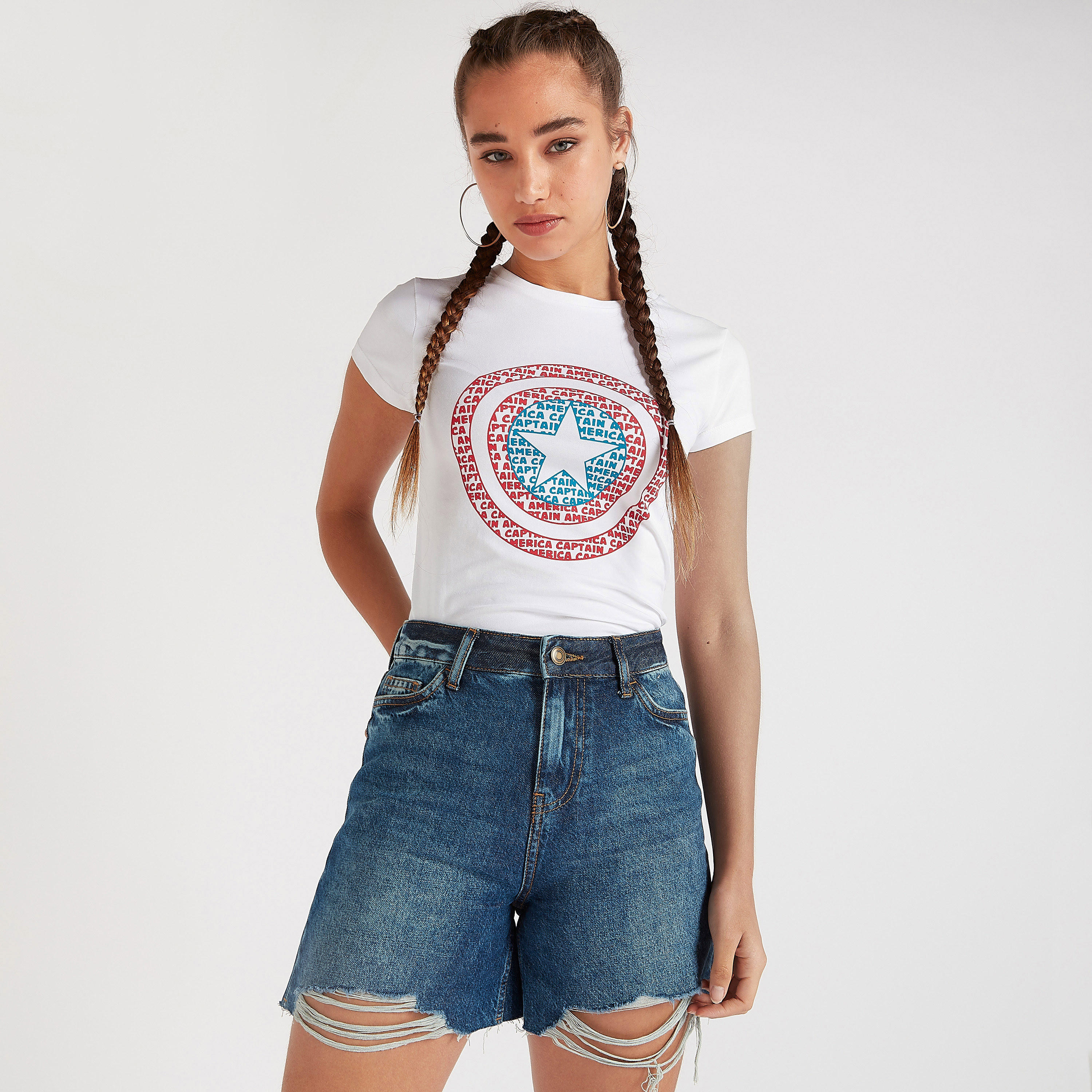 تيشيرت بياقة ضيّقة وأكمام قصيرة وطبعات كابتن أمريكا-women-clothing-tshirts-image-1