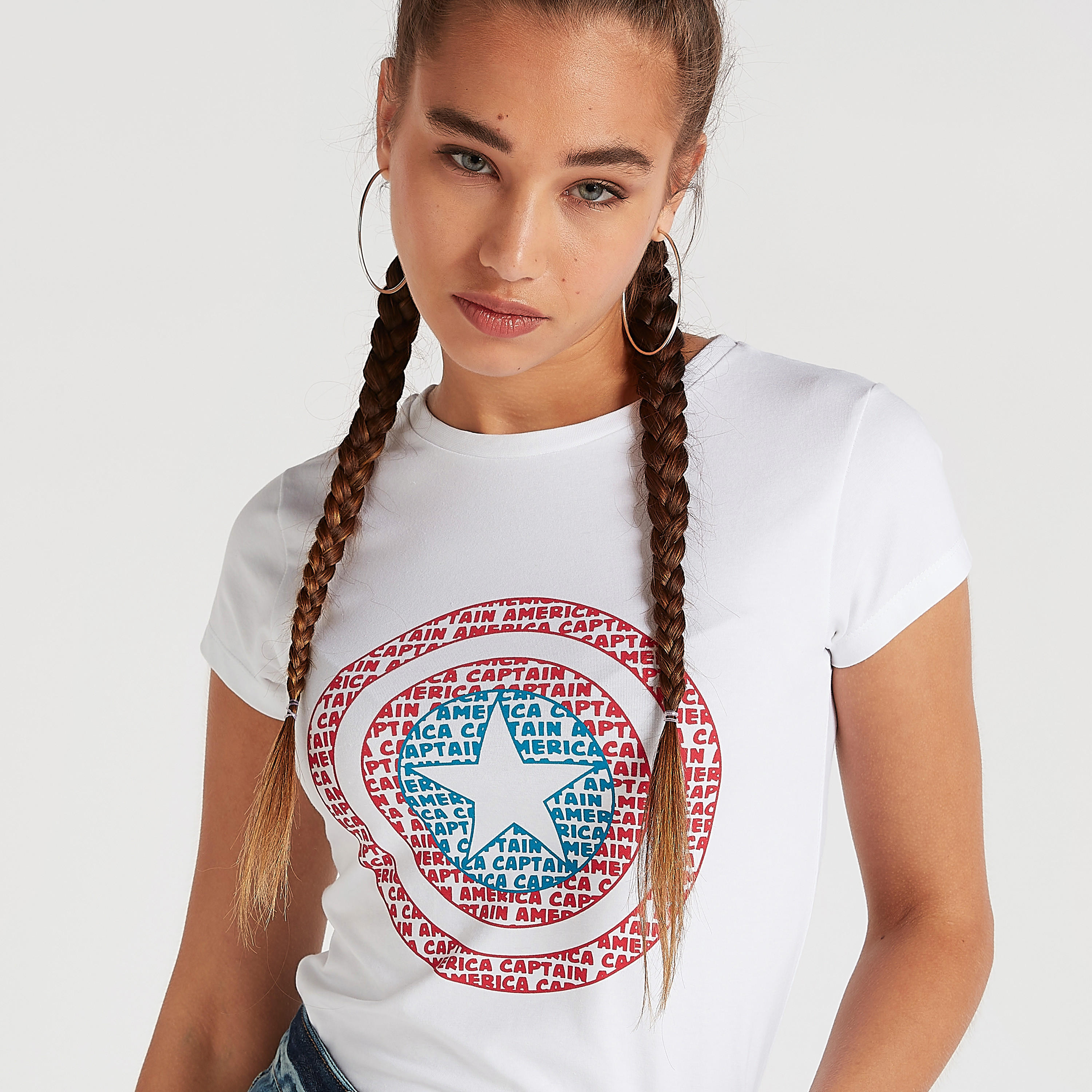 تيشيرت بياقة ضيّقة وأكمام قصيرة وطبعات كابتن أمريكا-women-clothing-tshirts-image-2
