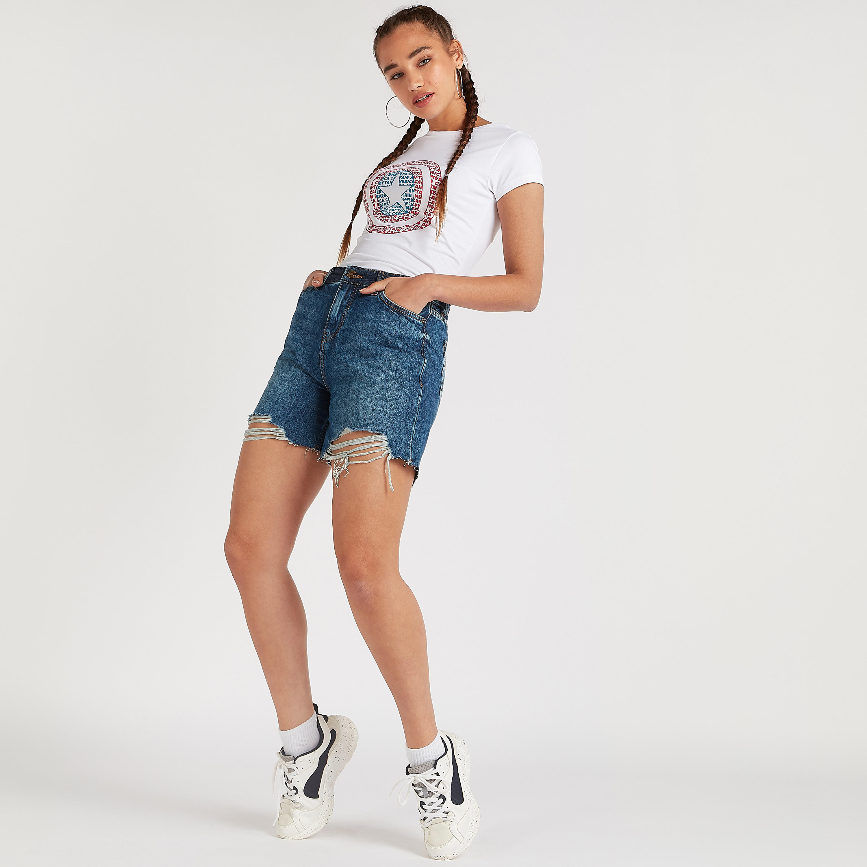 تيشيرت بياقة ضيّقة وأكمام قصيرة وطبعات كابتن أمريكا-women-clothing-tshirts-image-3