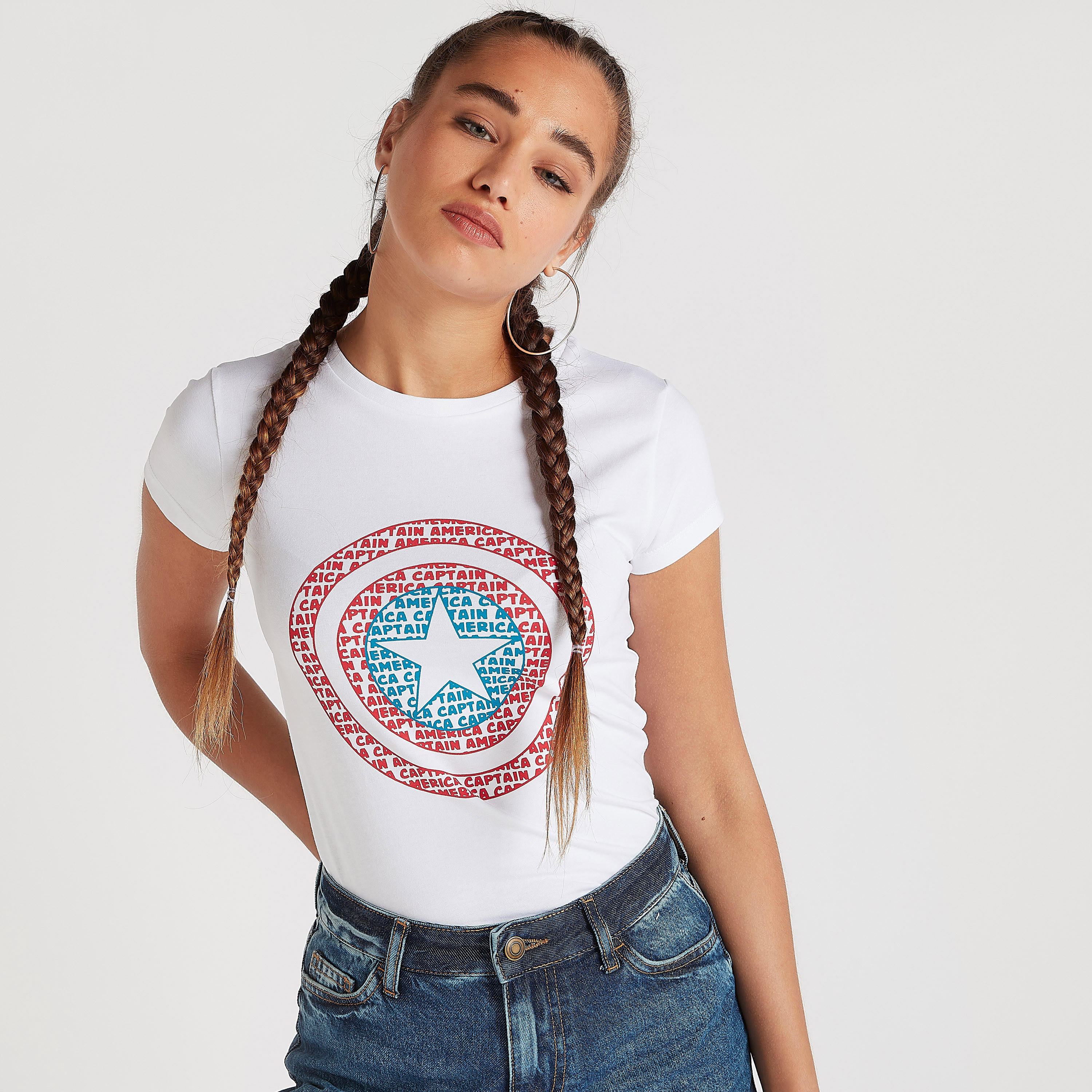 تيشيرت بياقة ضيّقة وأكمام قصيرة وطبعات كابتن أمريكا-women-clothing-tshirts-image-6