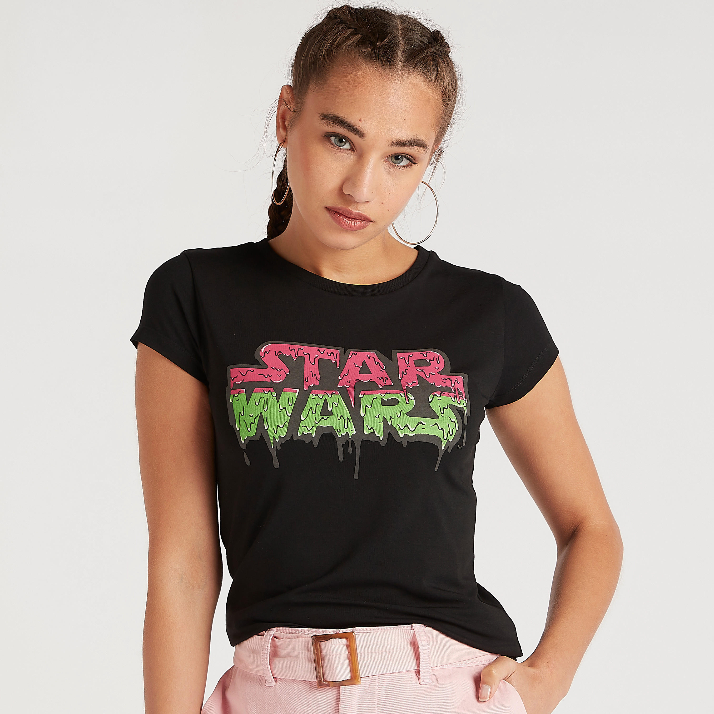 تيشيرت بياقة ضيقة وأكمام كاب وطبعات ستار وورز-women-clothing-tshirts-image-3