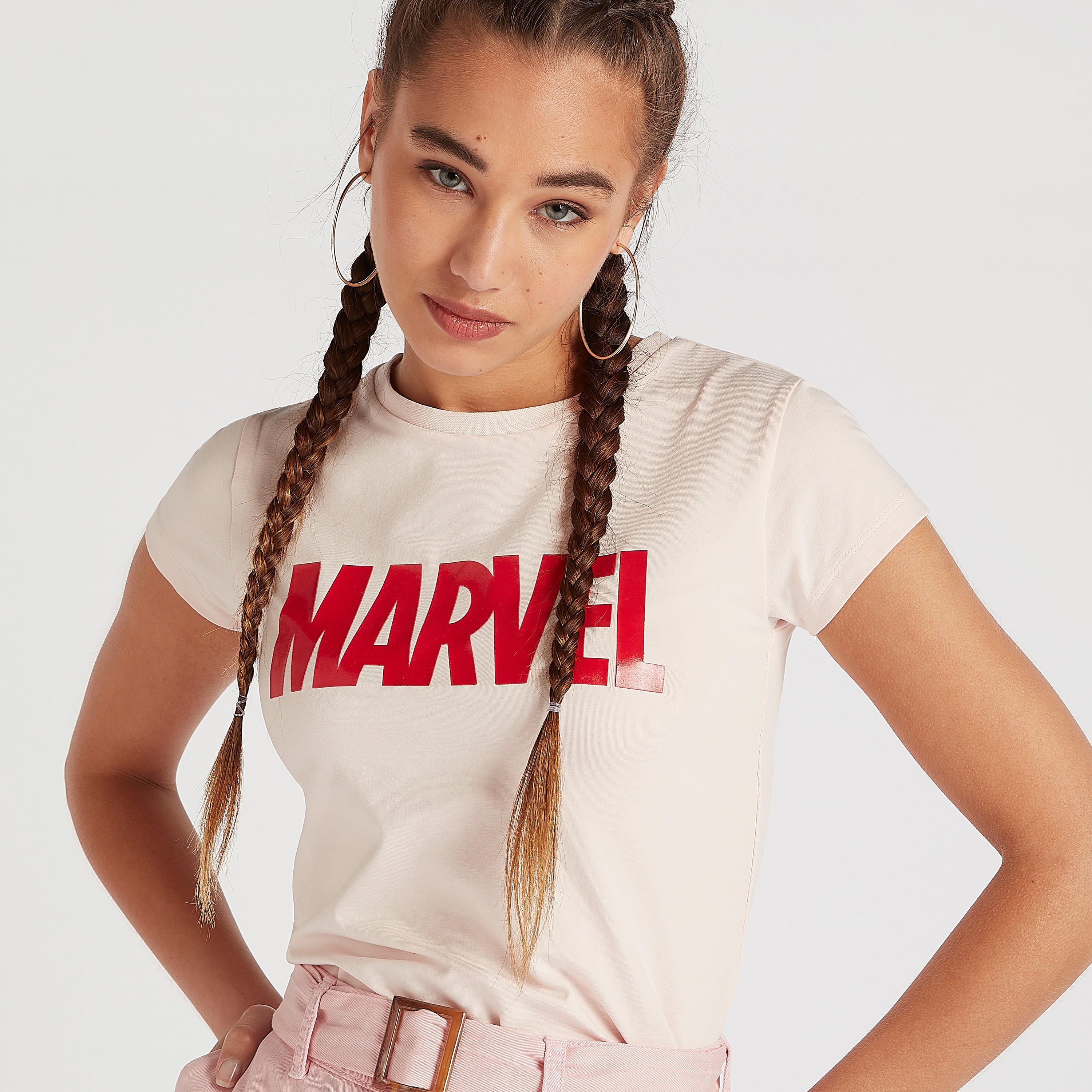 تيشيرت مخطّط بياقة ضيّقة وأكمام كاب وطبعات مارفل-women-clothing-tshirts-image-1