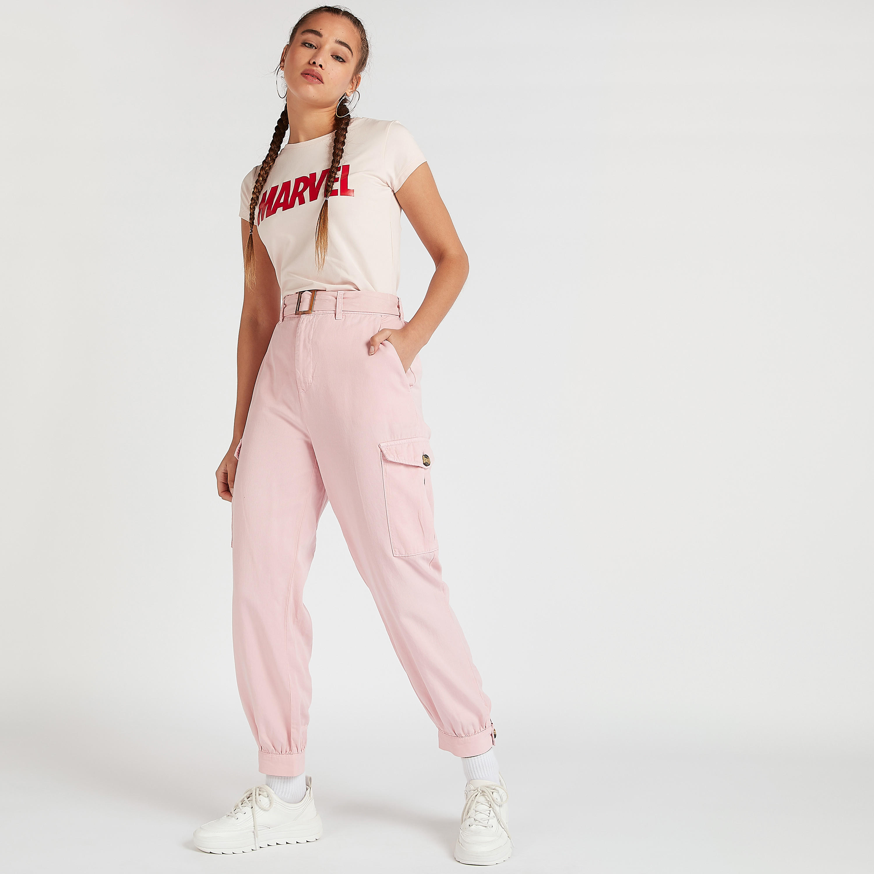تيشيرت مخطّط بياقة ضيّقة وأكمام كاب وطبعات مارفل-women-clothing-tshirts-image-2