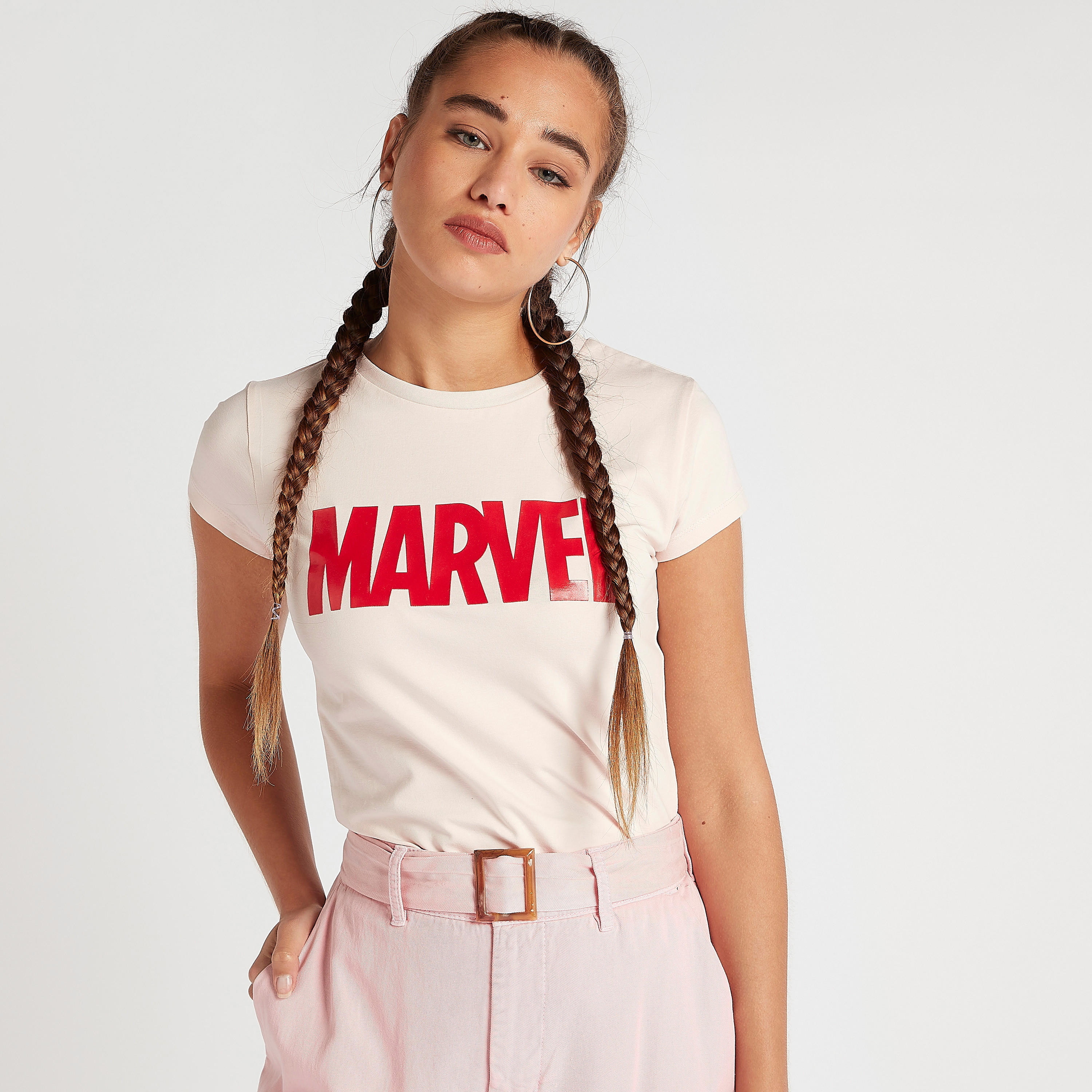 تيشيرت مخطّط بياقة ضيّقة وأكمام كاب وطبعات مارفل-women-clothing-tshirts-image-3