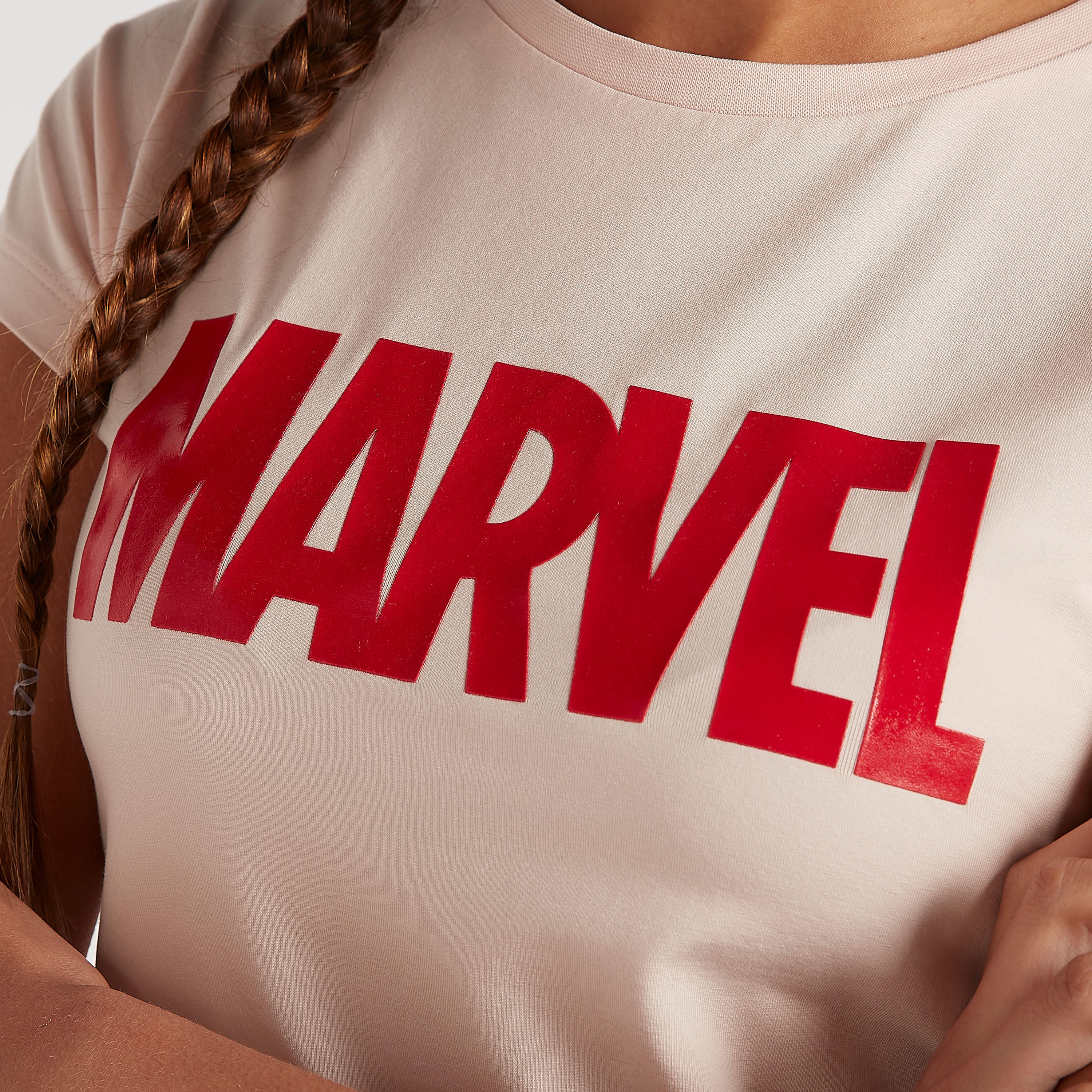 تيشيرت مخطّط بياقة ضيّقة وأكمام كاب وطبعات مارفل-women-clothing-tshirts-image-5