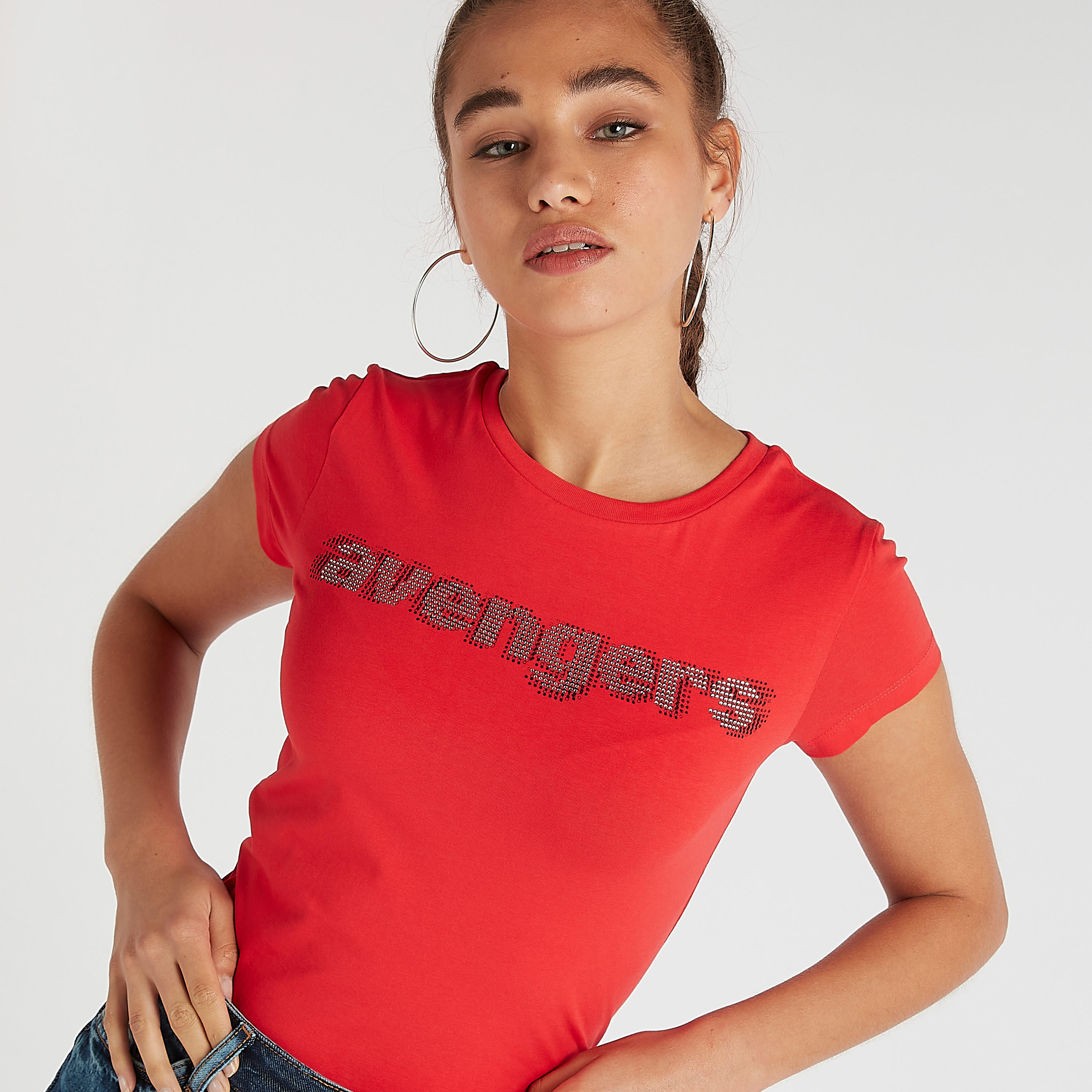 تيشيرت مخطّط بياقة ضيّقة وأكمام كاب وطبعات أفينجيرز-women-clothing-tshirts-image-2