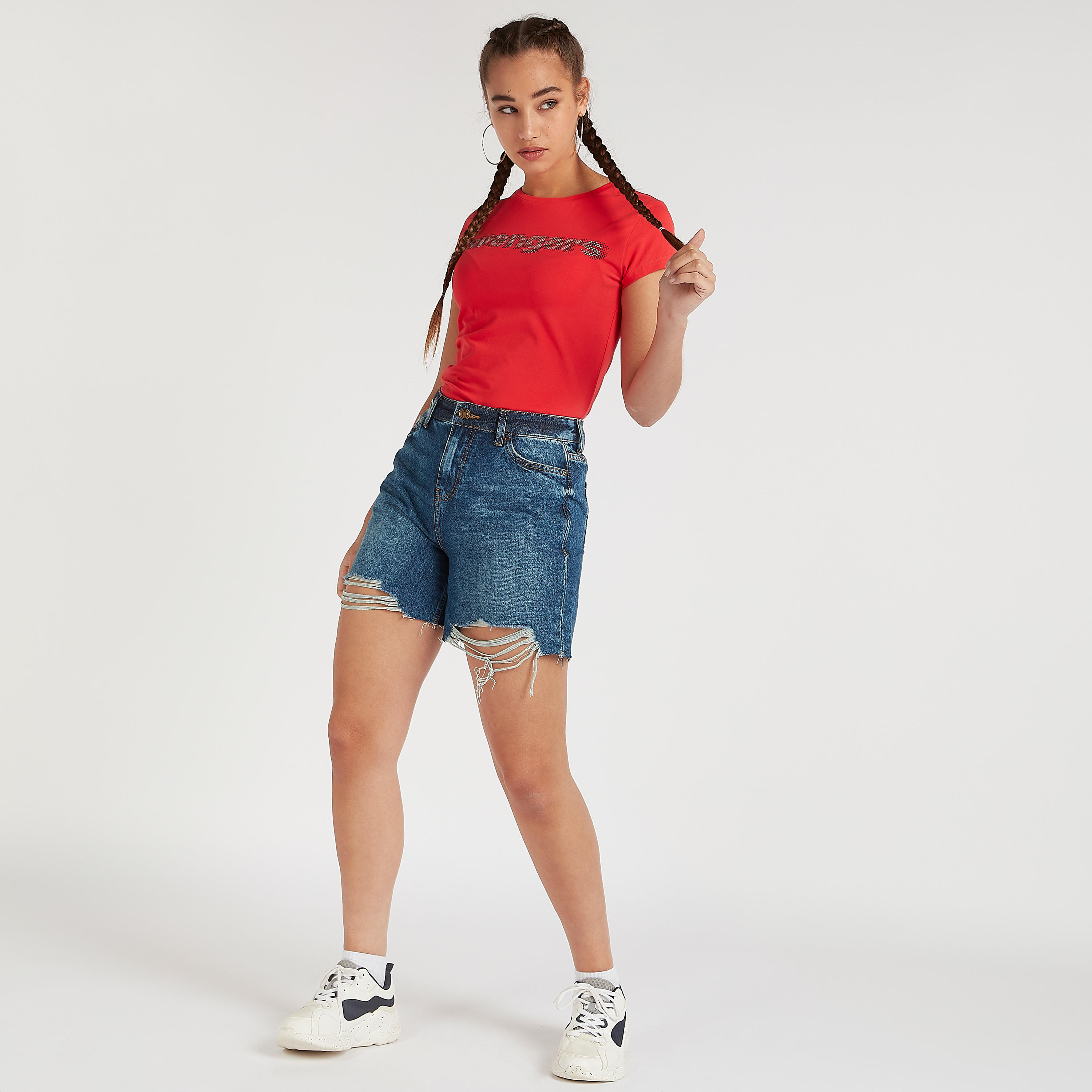 تيشيرت مخطّط بياقة ضيّقة وأكمام كاب وطبعات أفينجيرز-women-clothing-tshirts-image-3