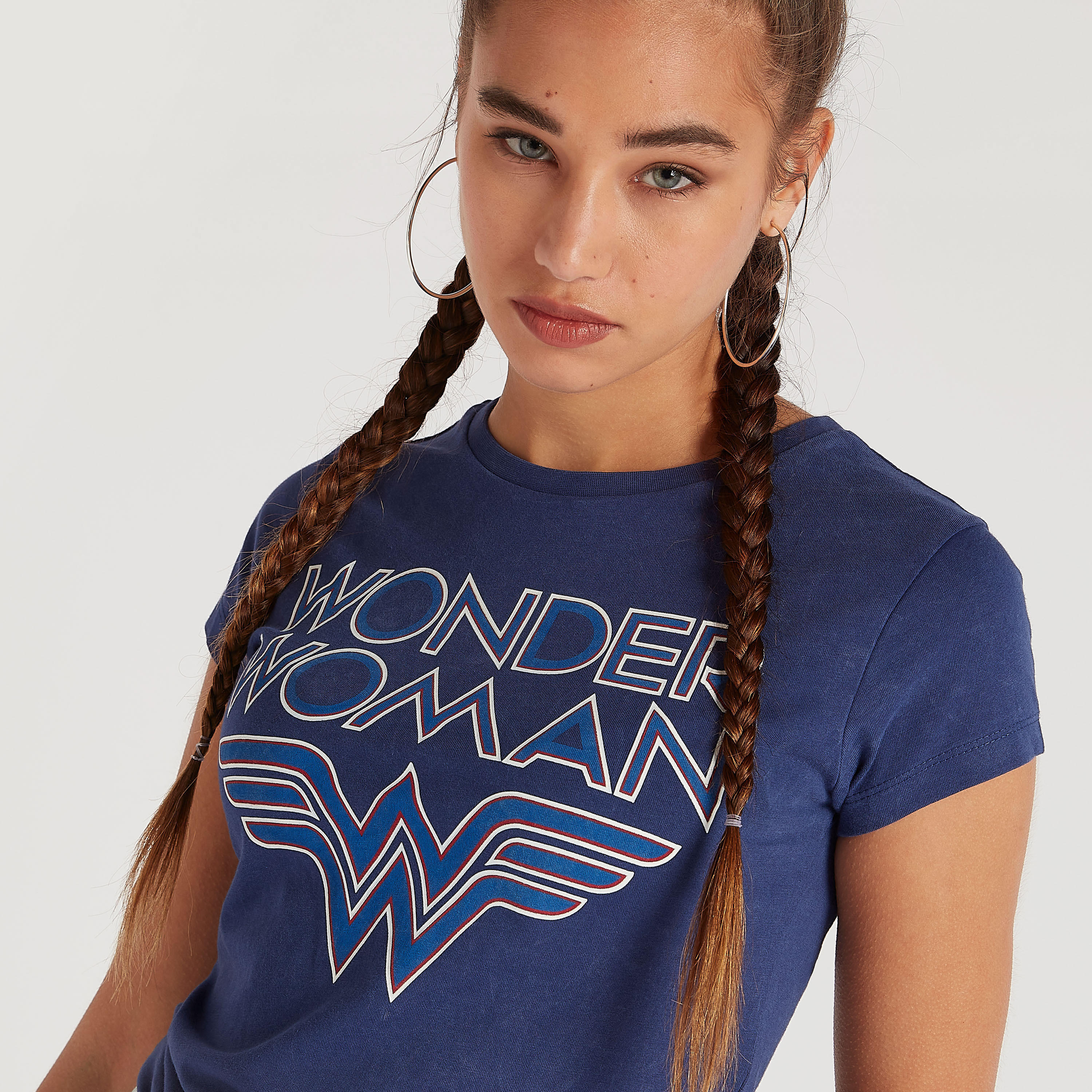 تيشيرت مستدام بياقة ضيقة وأكمام كاب وطبعات واندر وامن-women-clothing-tshirts-image-1