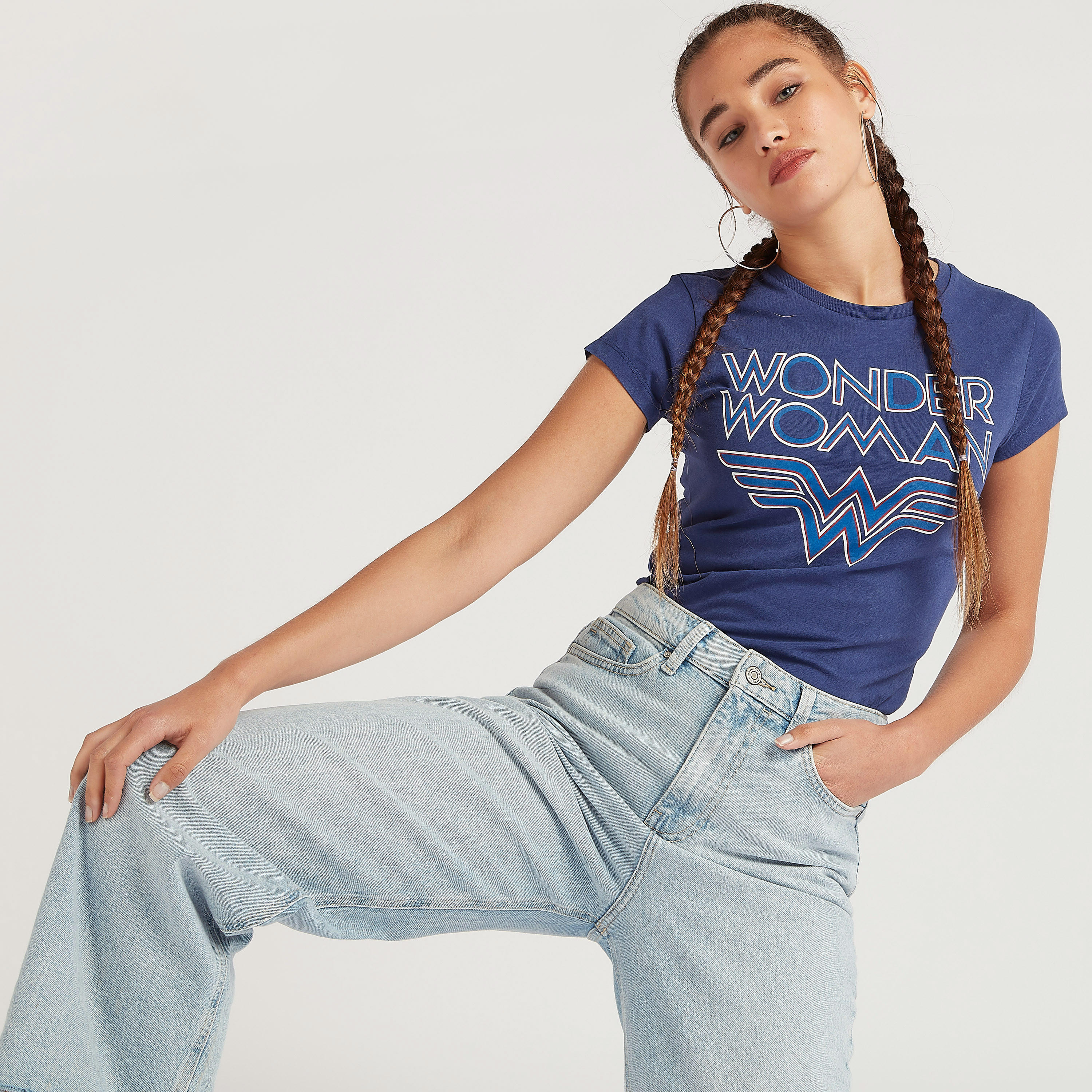 تيشيرت مستدام بياقة ضيقة وأكمام كاب وطبعات واندر وامن-women-clothing-tshirts-image-2
