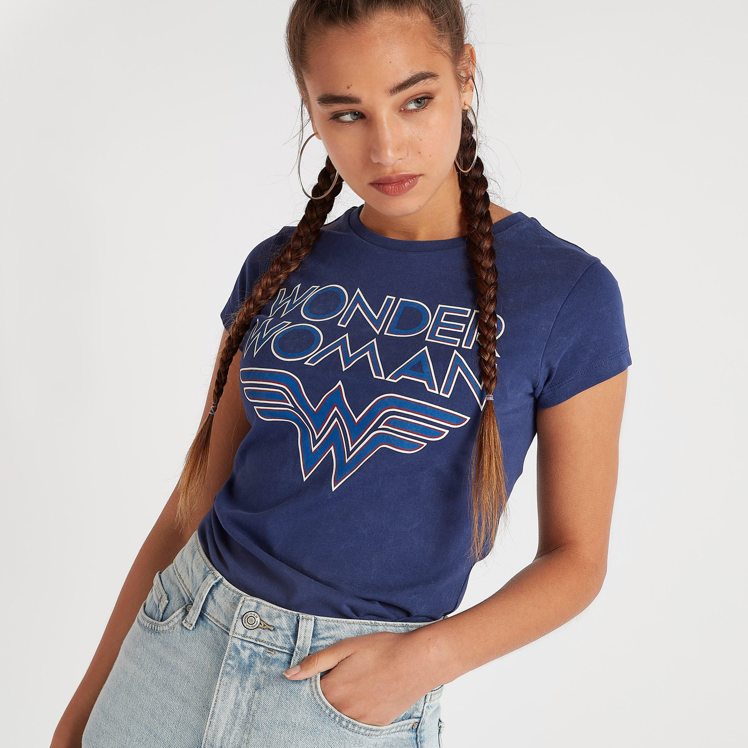 تيشيرت مستدام بياقة ضيقة وأكمام كاب وطبعات واندر وامن-women-clothing-tshirts-image-3