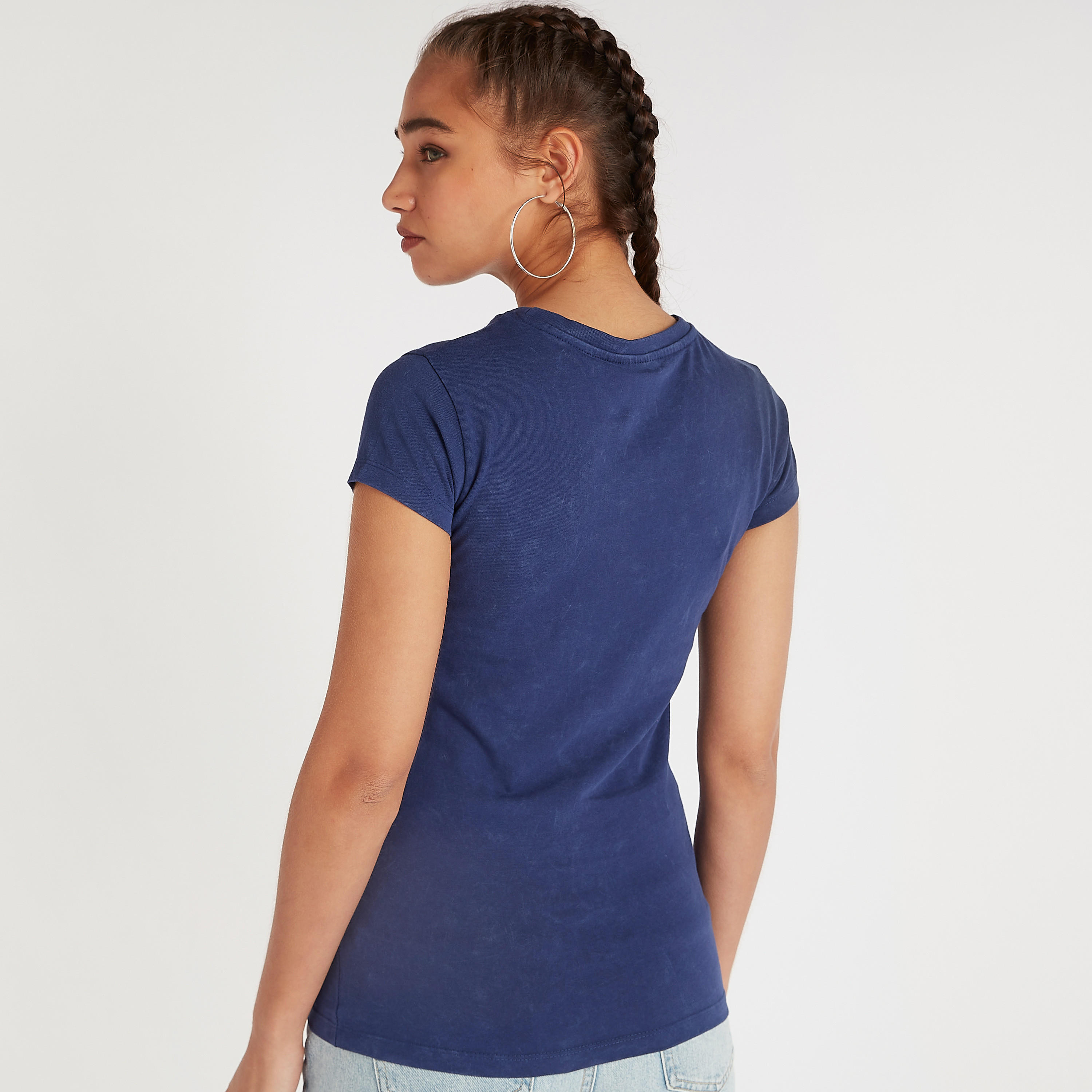 تيشيرت مستدام بياقة ضيقة وأكمام كاب وطبعات واندر وامن-women-clothing-tshirts-image-4