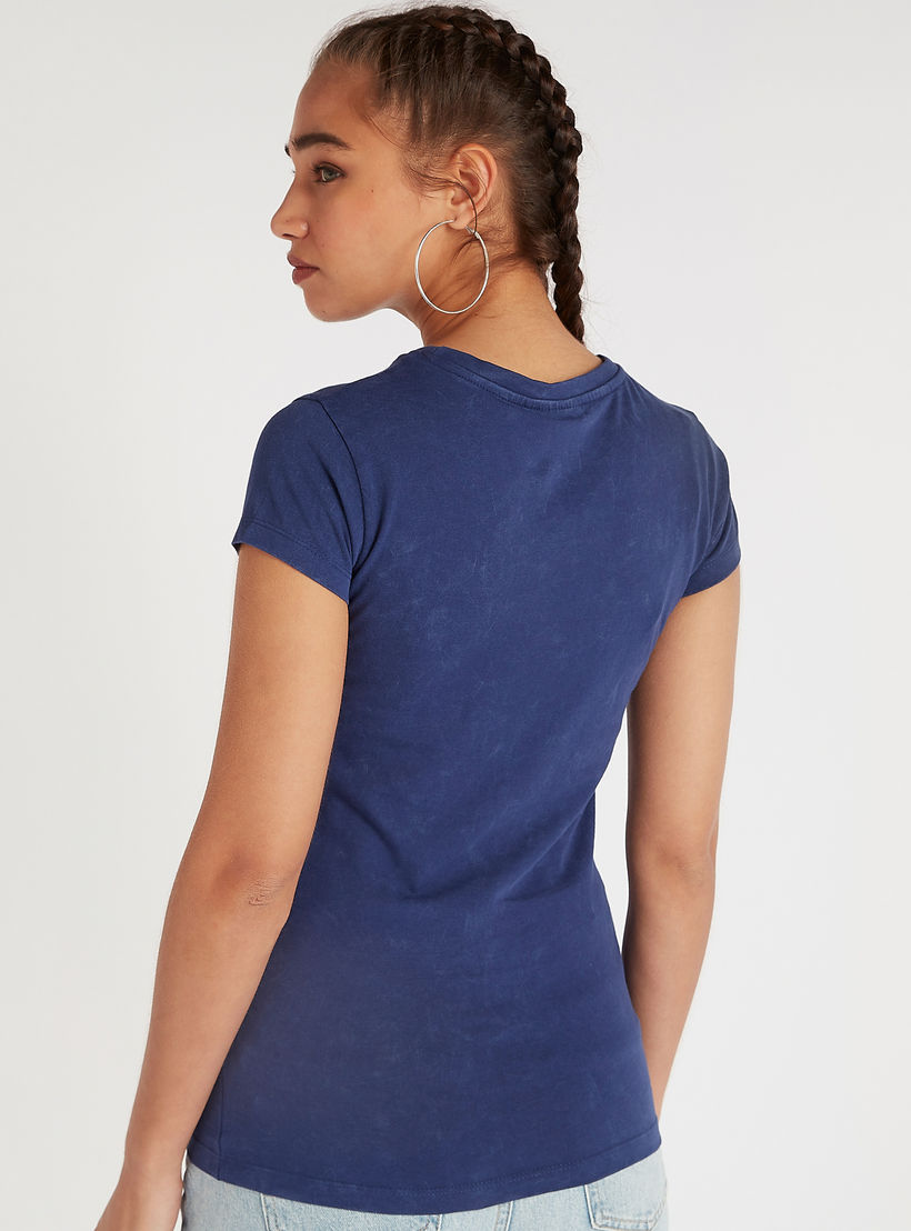 تيشيرت مستدام بياقة ضيقة وأكمام كاب وطبعات واندر وامن-women-clothing-tshirts-image-4