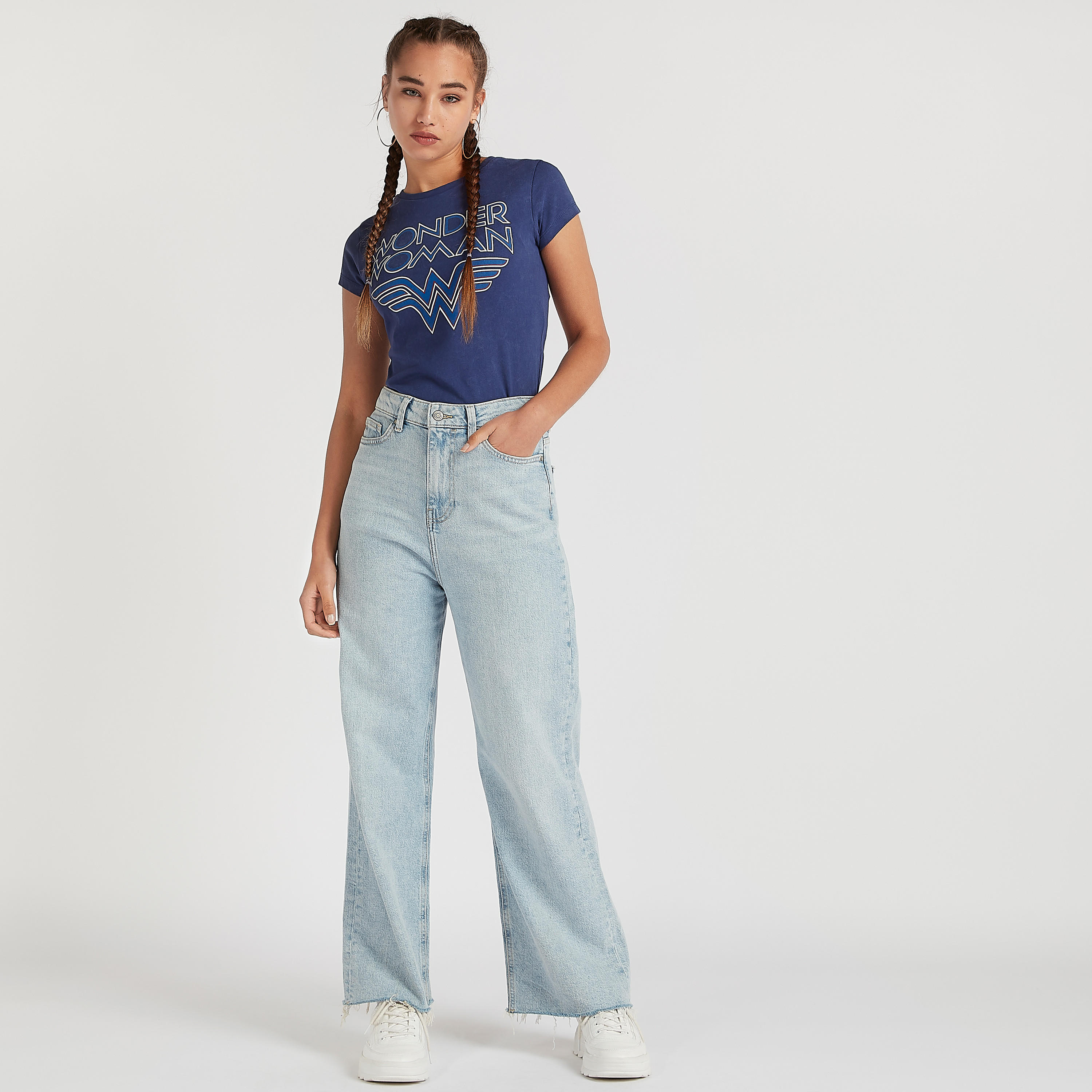 تيشيرت مستدام بياقة ضيقة وأكمام كاب وطبعات واندر وامن-women-clothing-tshirts-image-5