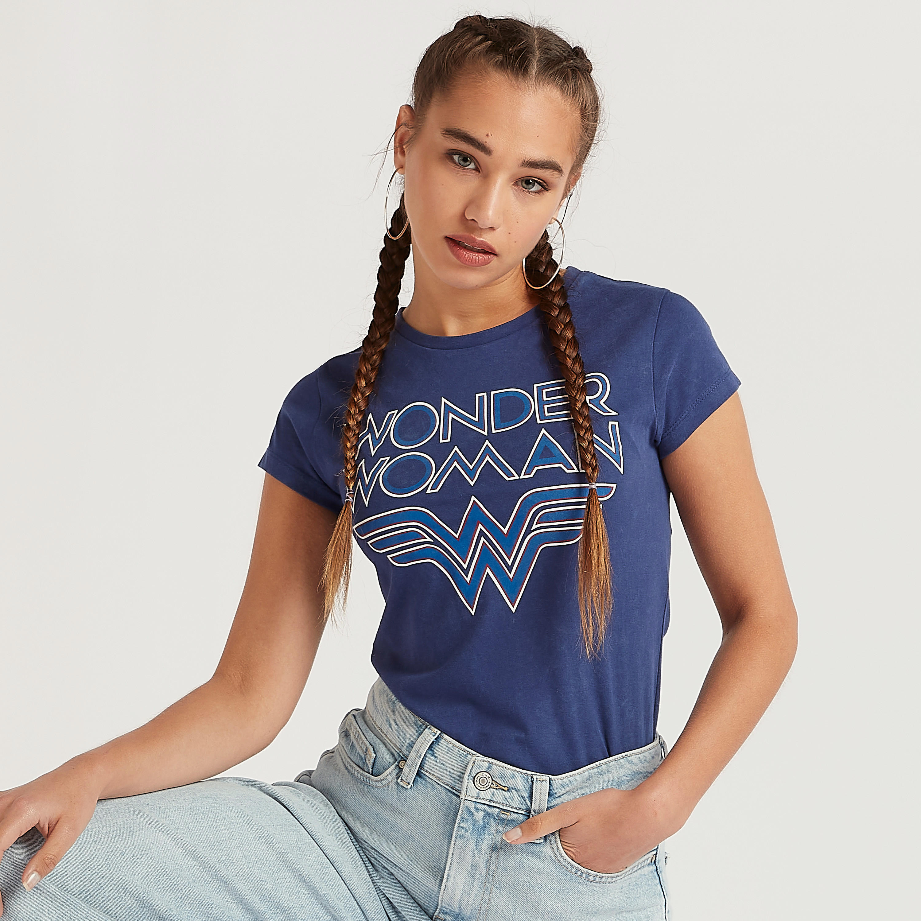 تيشيرت مستدام بياقة ضيقة وأكمام كاب وطبعات واندر وامن-women-clothing-tshirts-image-6
