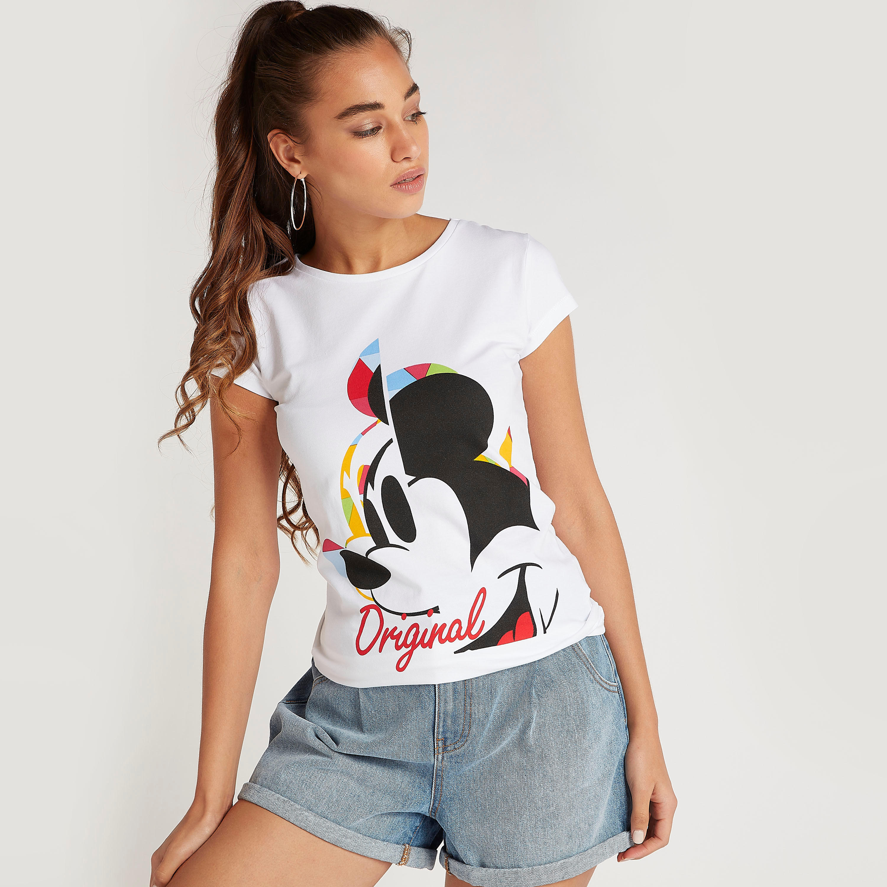 تيشيرت بياقة ضيّقة وأكمام كاب وطبعات ميكي ماوس-women-clothing-tshirts-image-1