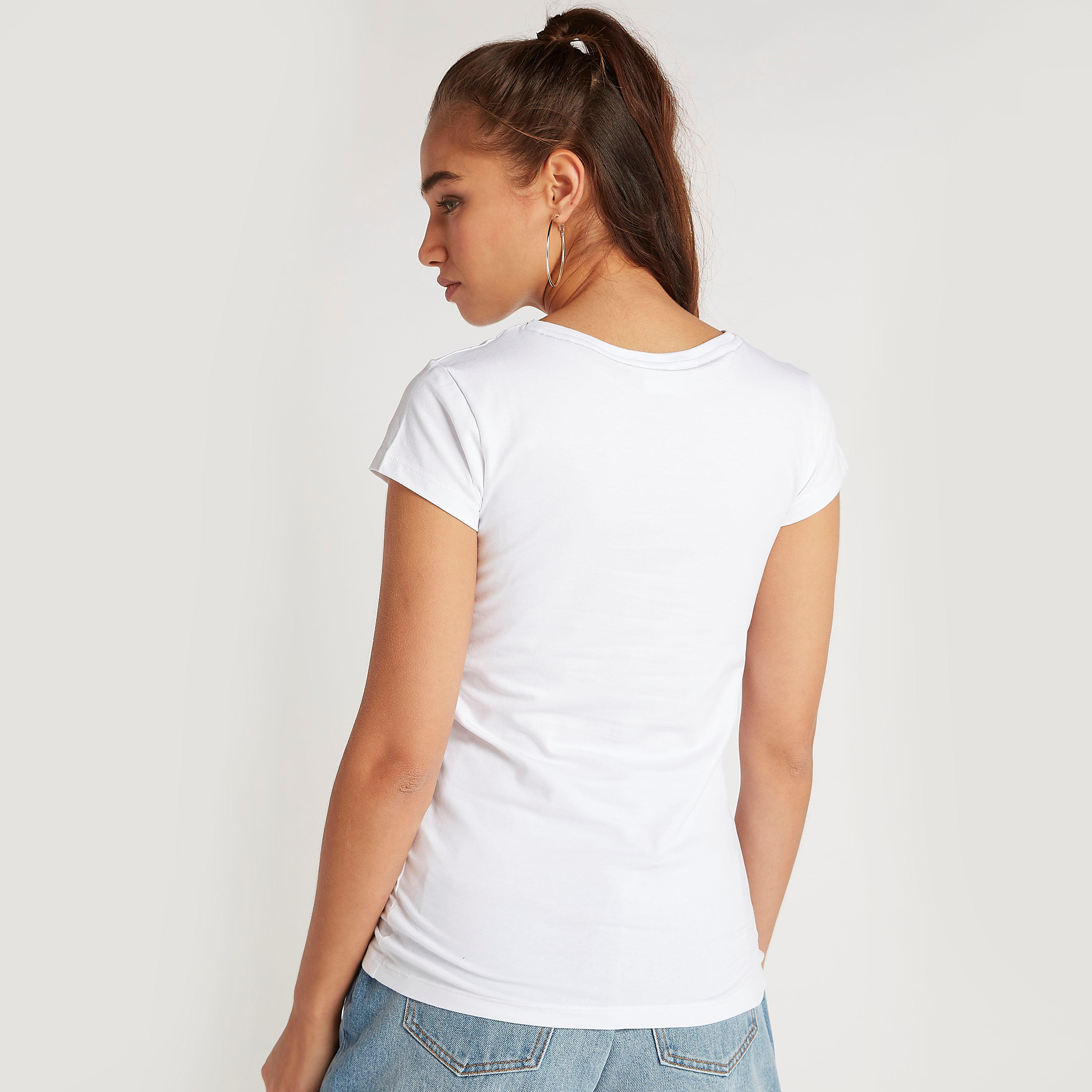 تيشيرت بياقة ضيّقة وأكمام كاب وطبعات ميكي ماوس-women-clothing-tshirts-image-4