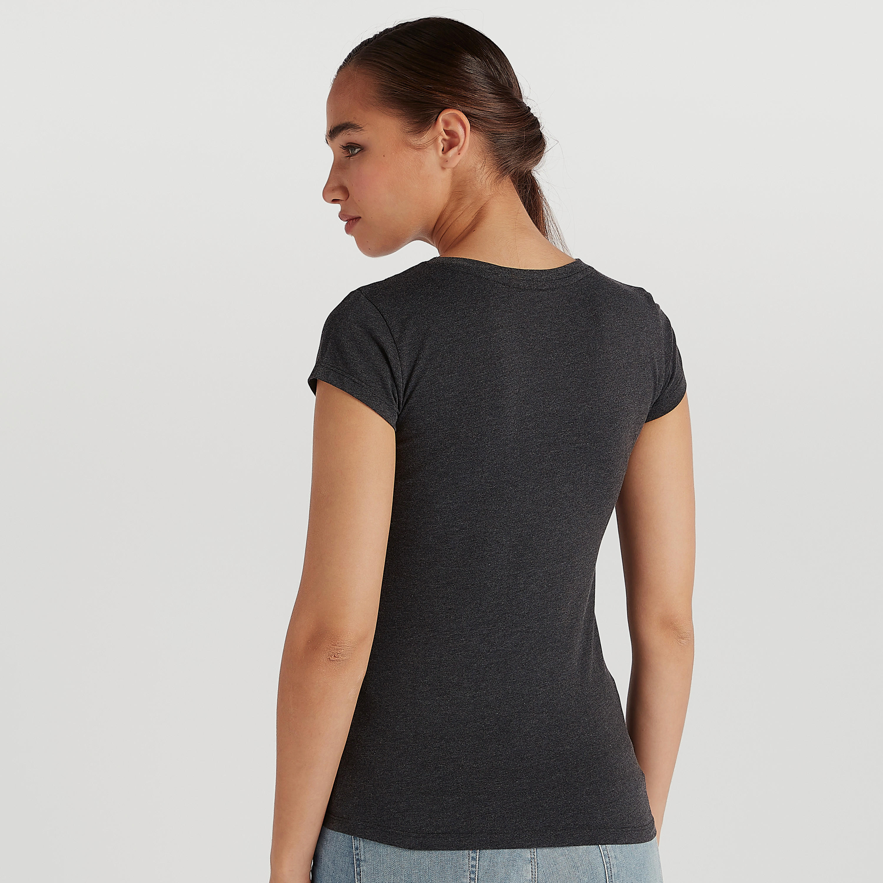 تيشيرت بياقة ضيّقة وأكمام كاب وطبعات جرافيك-women-clothing-tshirts-image-4