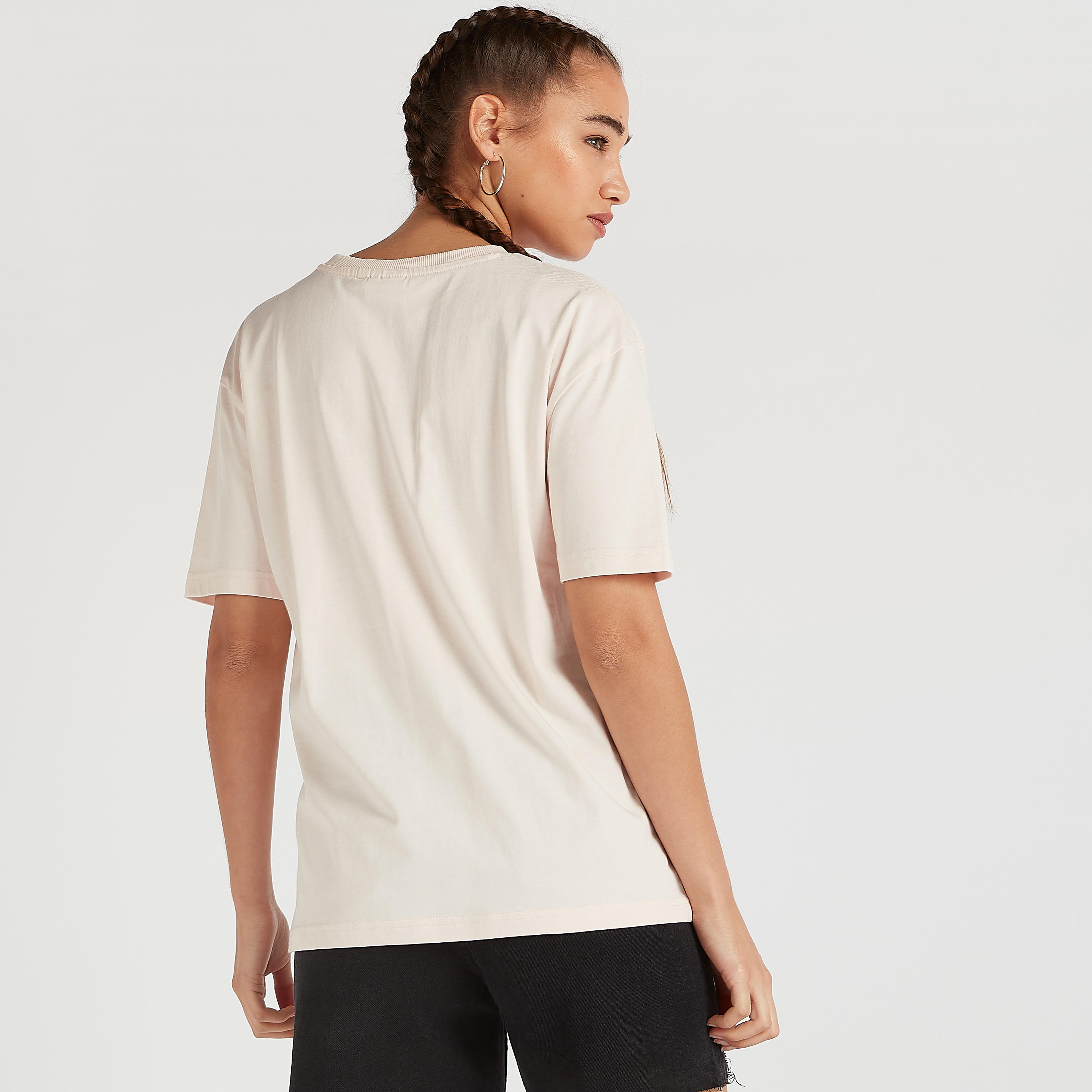 تيشيرت طويل بياقة ضيقة وأكمام قصيرة وطبعات جرافيك-women-clothing-tshirts-image-4