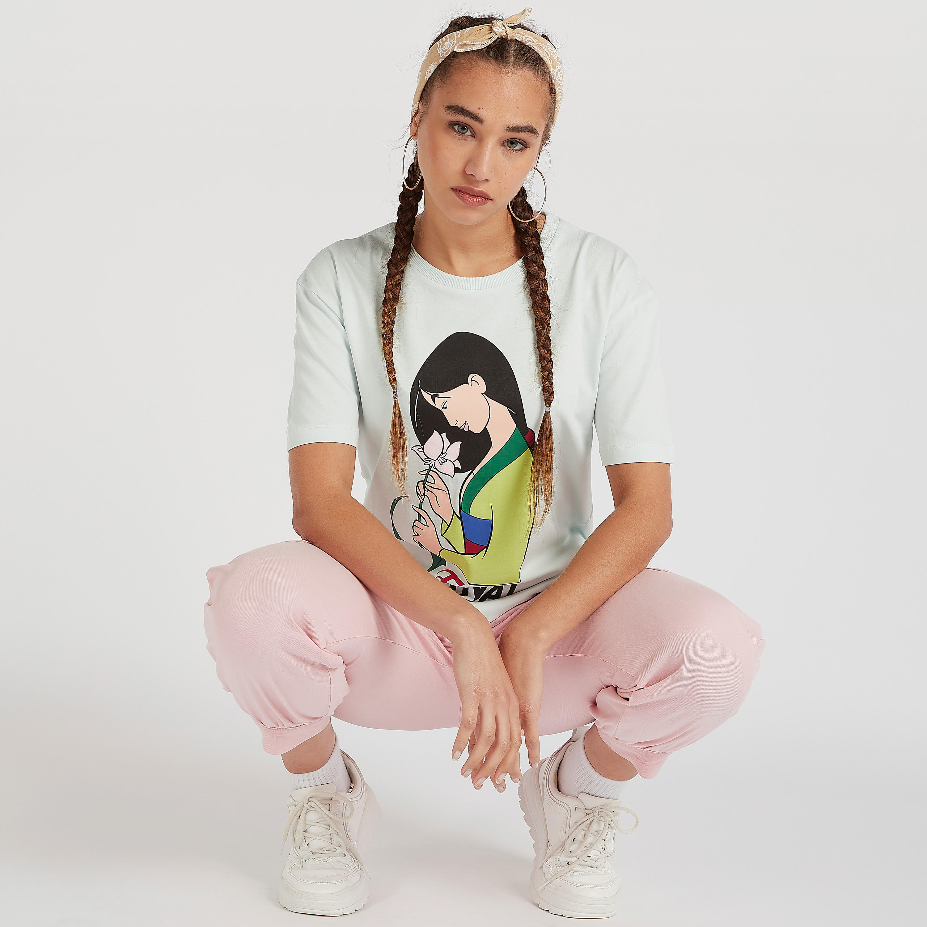 تيشيرت طويل بياقة ضيقة وأكمام قصيرة وطبعات جرافيك-women-clothing-tshirts-image-1