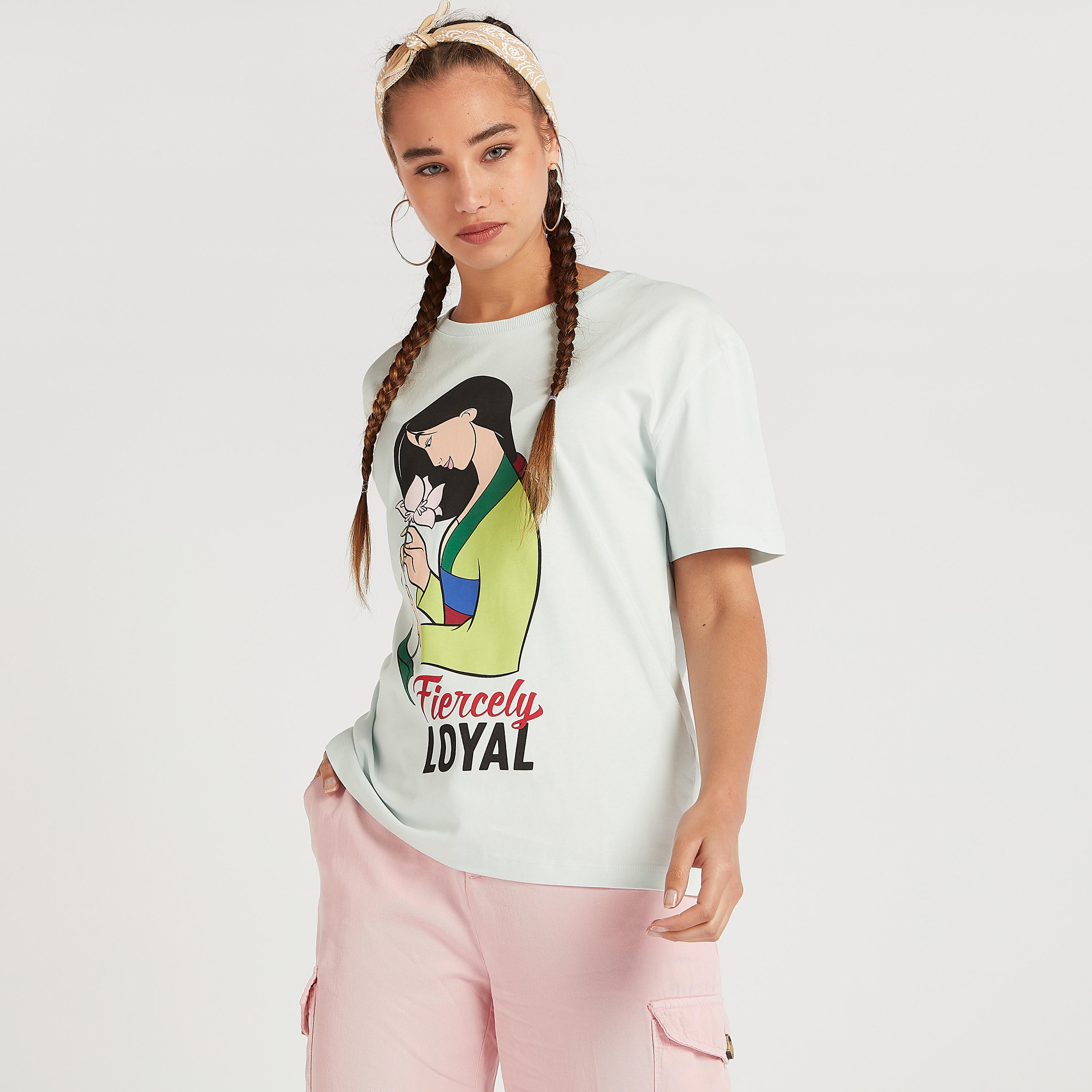 تيشيرت طويل بياقة ضيقة وأكمام قصيرة وطبعات جرافيك-women-clothing-tshirts-image-2
