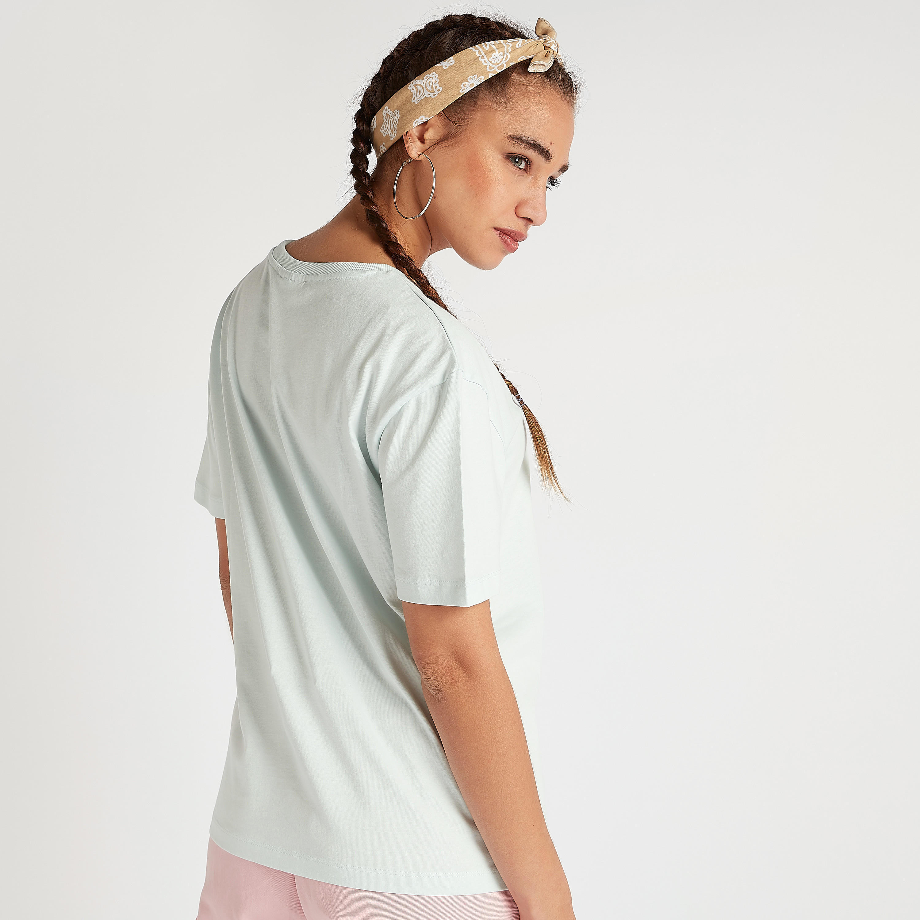 تيشيرت طويل بياقة ضيقة وأكمام قصيرة وطبعات جرافيك-women-clothing-tshirts-image-4