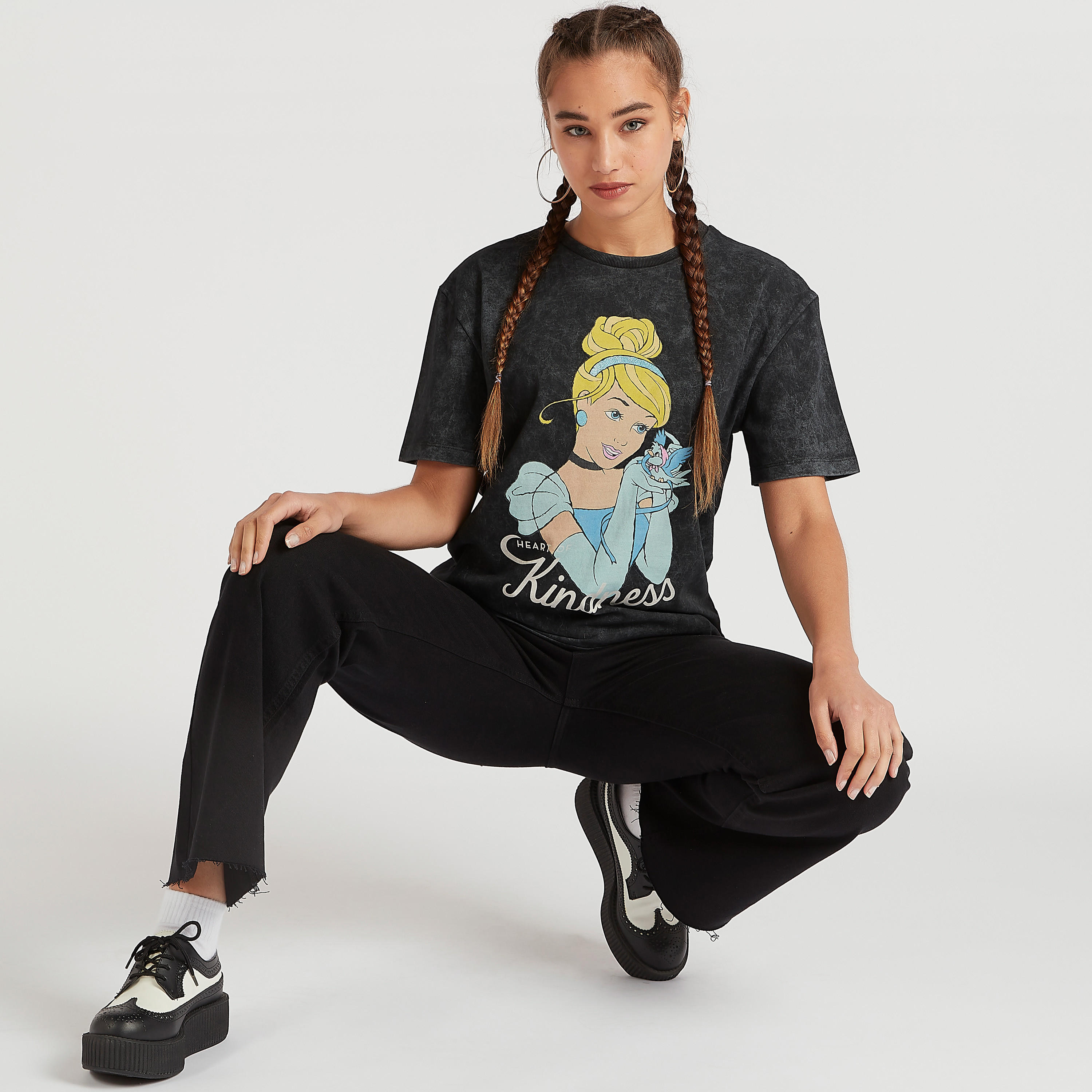 تيشيرت بياقة ضيّقة وأكمام قصيرة وطبعات سندريلا-women-clothing-tshirts-image-5