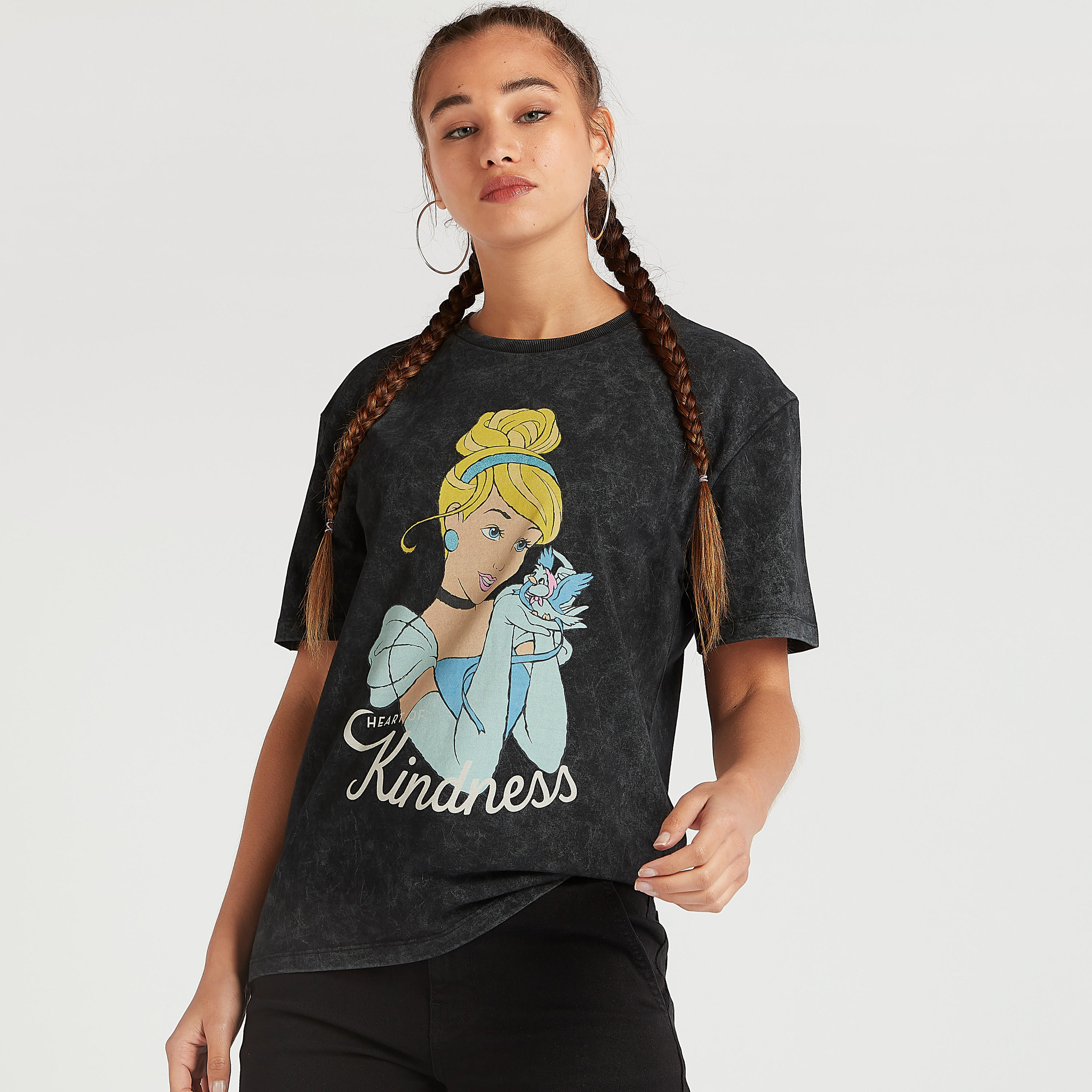 تيشيرت بياقة ضيّقة وأكمام قصيرة وطبعات سندريلا-women-clothing-tshirts-image-4