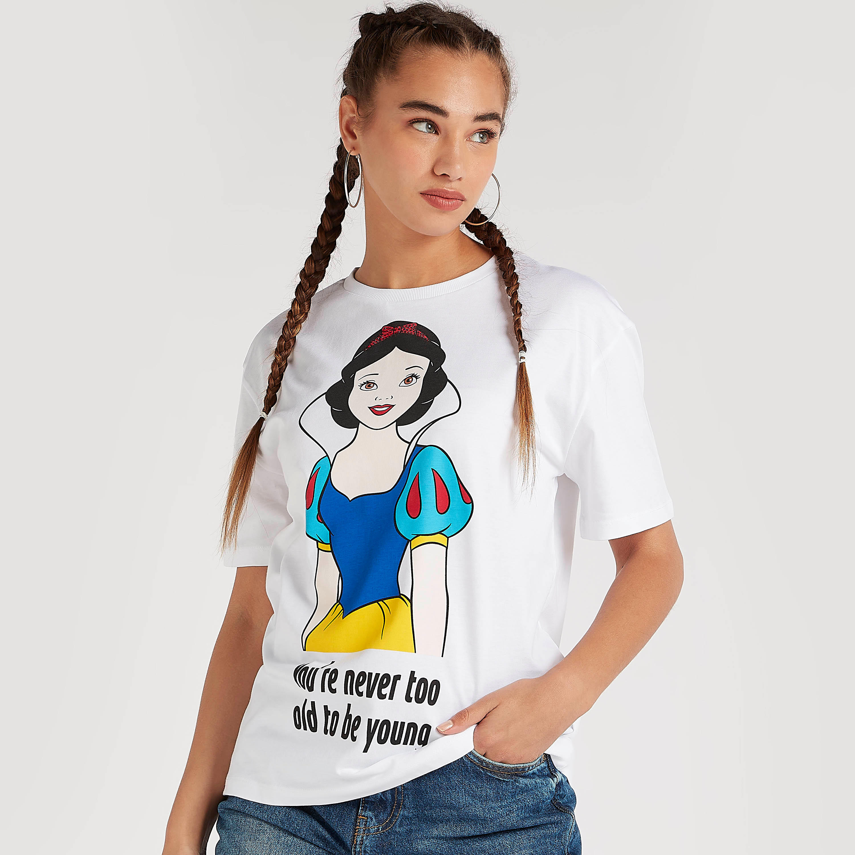 تيشيرت طويل بياقة ضيقة وأكمام قصيرة وطبعات جرافيك-women-clothing-tshirts-image-1