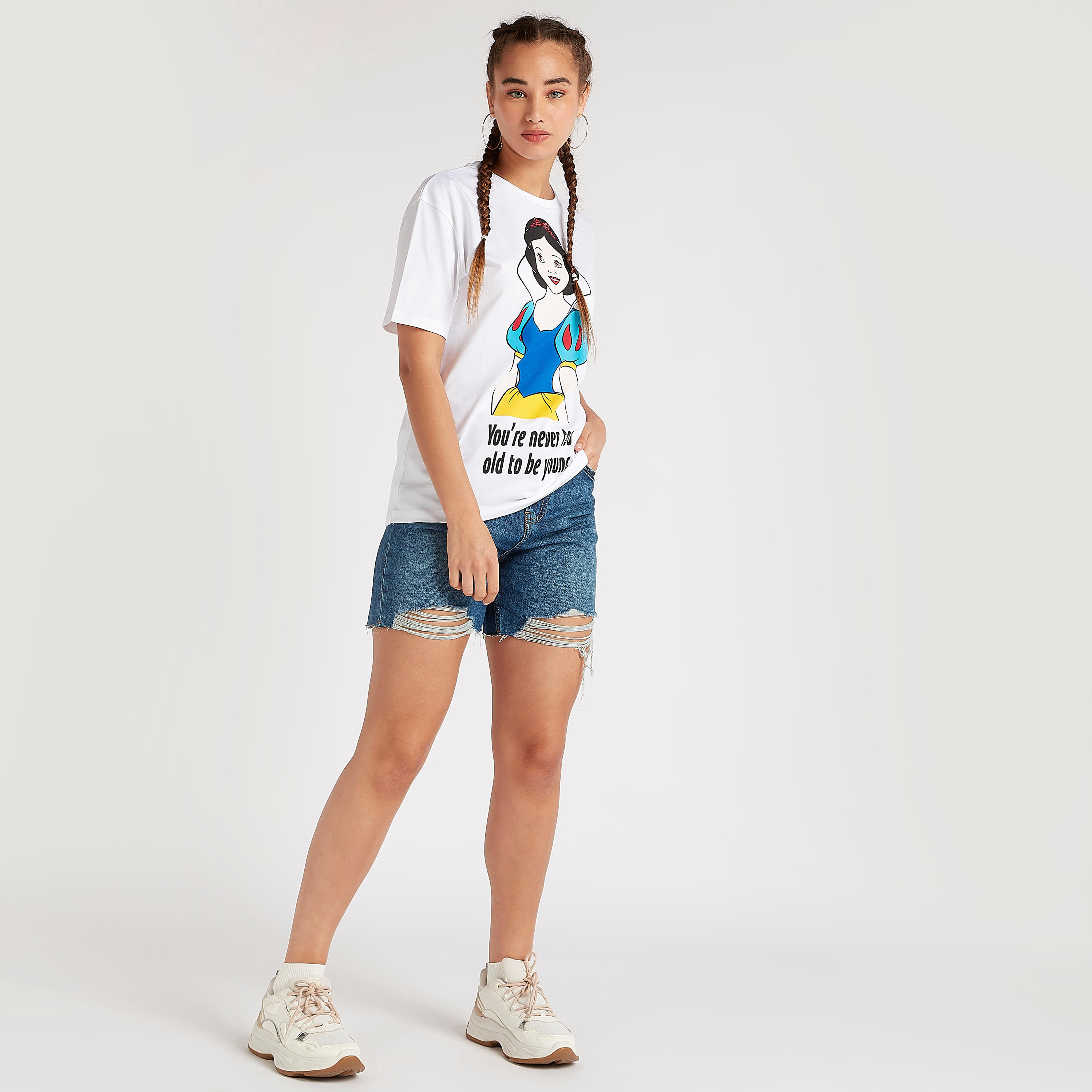 تيشيرت طويل بياقة ضيقة وأكمام قصيرة وطبعات جرافيك-women-clothing-tshirts-image-2