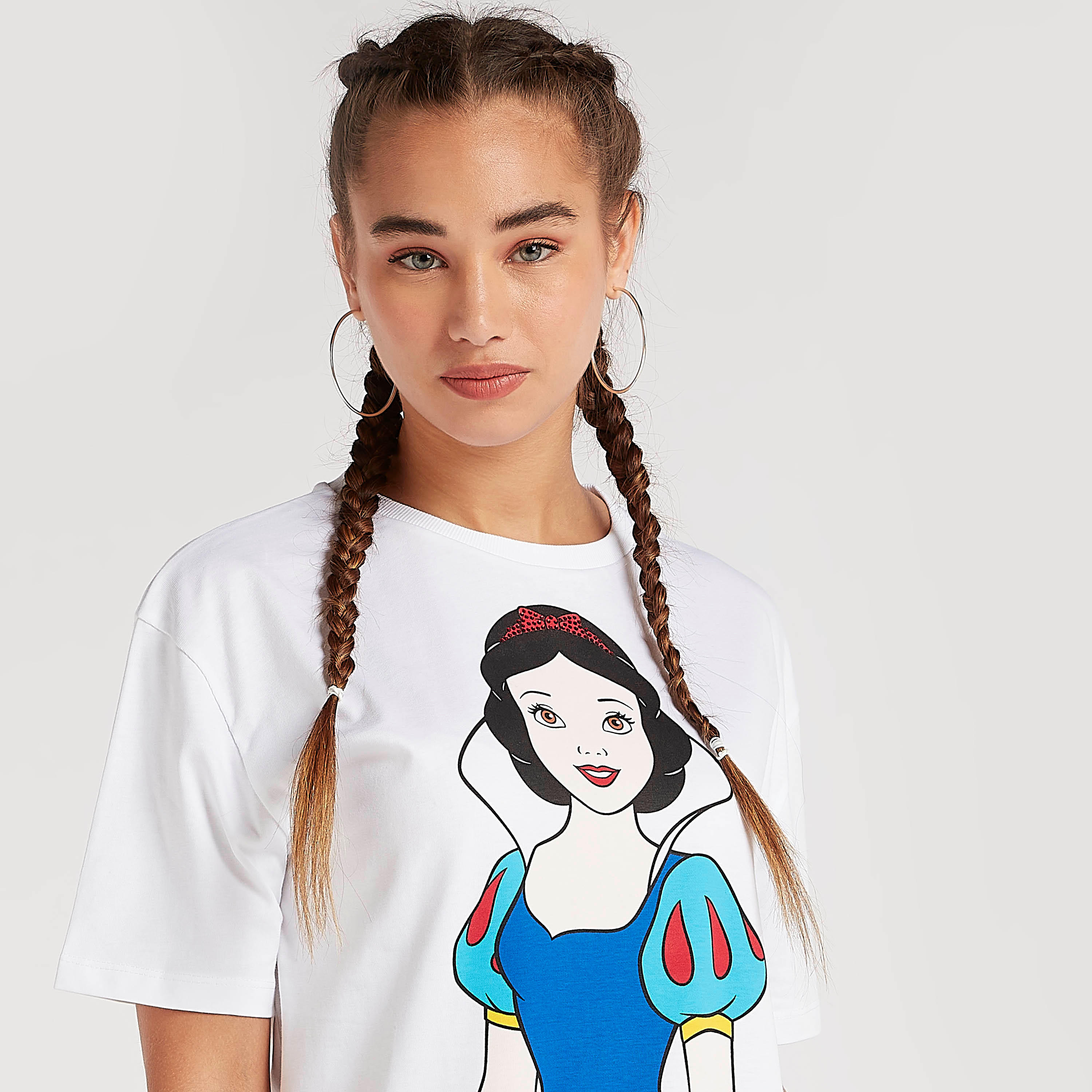 تيشيرت طويل بياقة ضيقة وأكمام قصيرة وطبعات جرافيك-women-clothing-tshirts-image-3