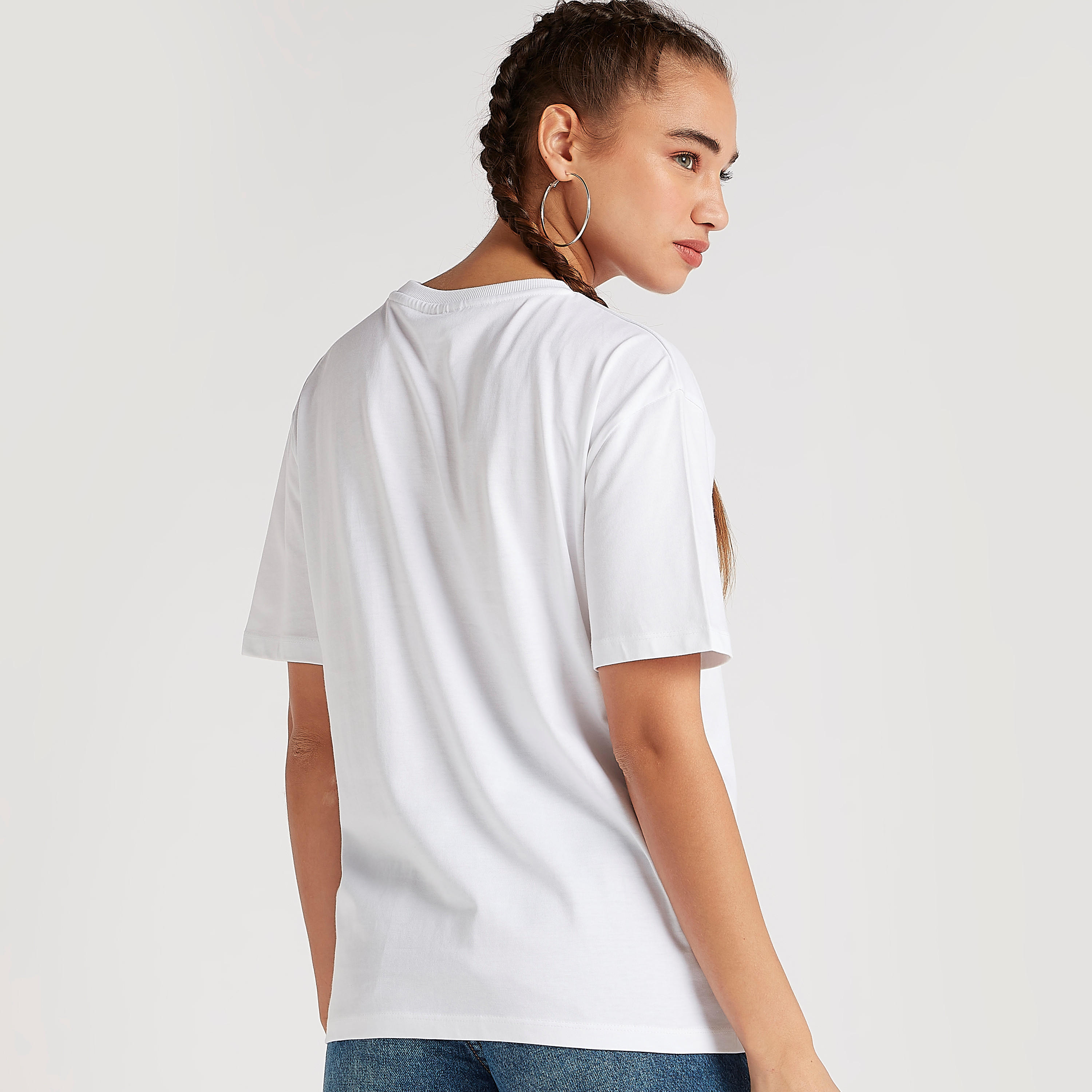تيشيرت طويل بياقة ضيقة وأكمام قصيرة وطبعات جرافيك-women-clothing-tshirts-image-4