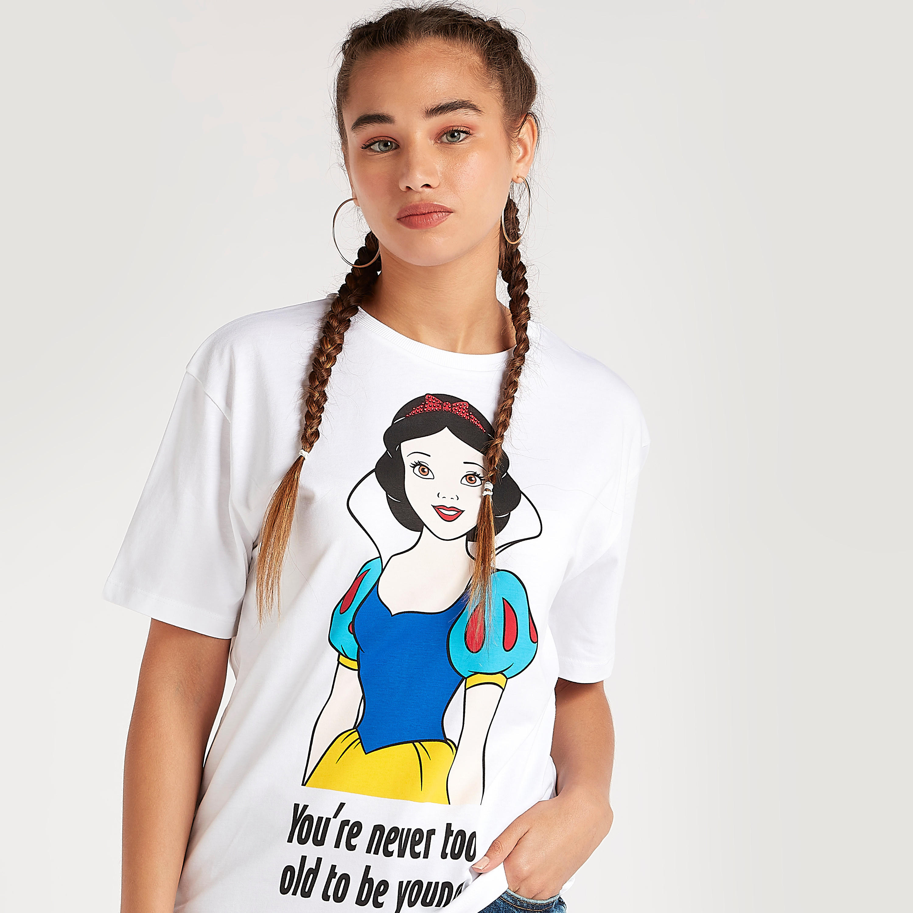 تيشيرت طويل بياقة ضيقة وأكمام قصيرة وطبعات جرافيك-women-clothing-tshirts-image-5