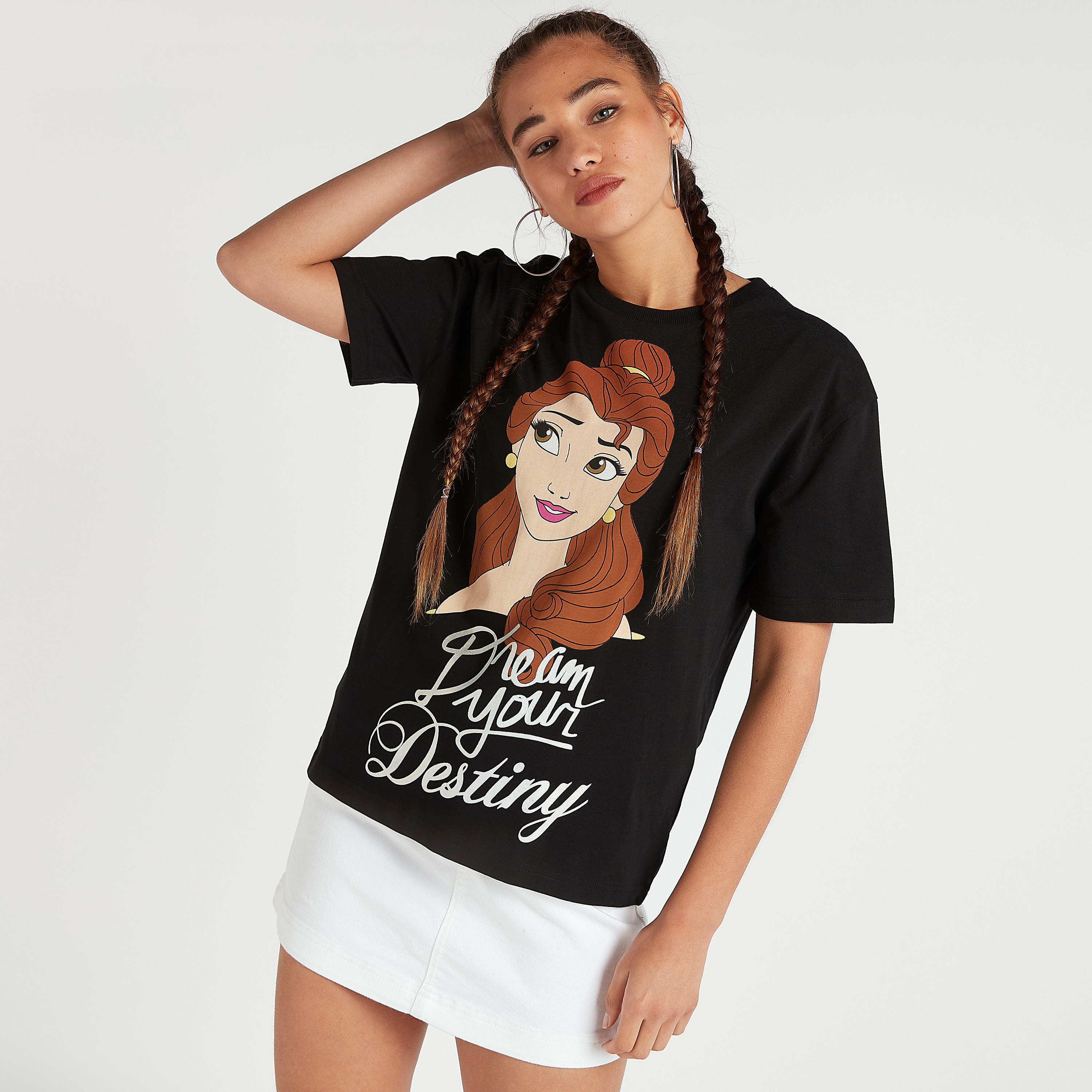 تيشيرت طويل بياقة ضيقة وأكمام قصيرة وطبعات جرافيك-women-clothing-tshirts-image-1