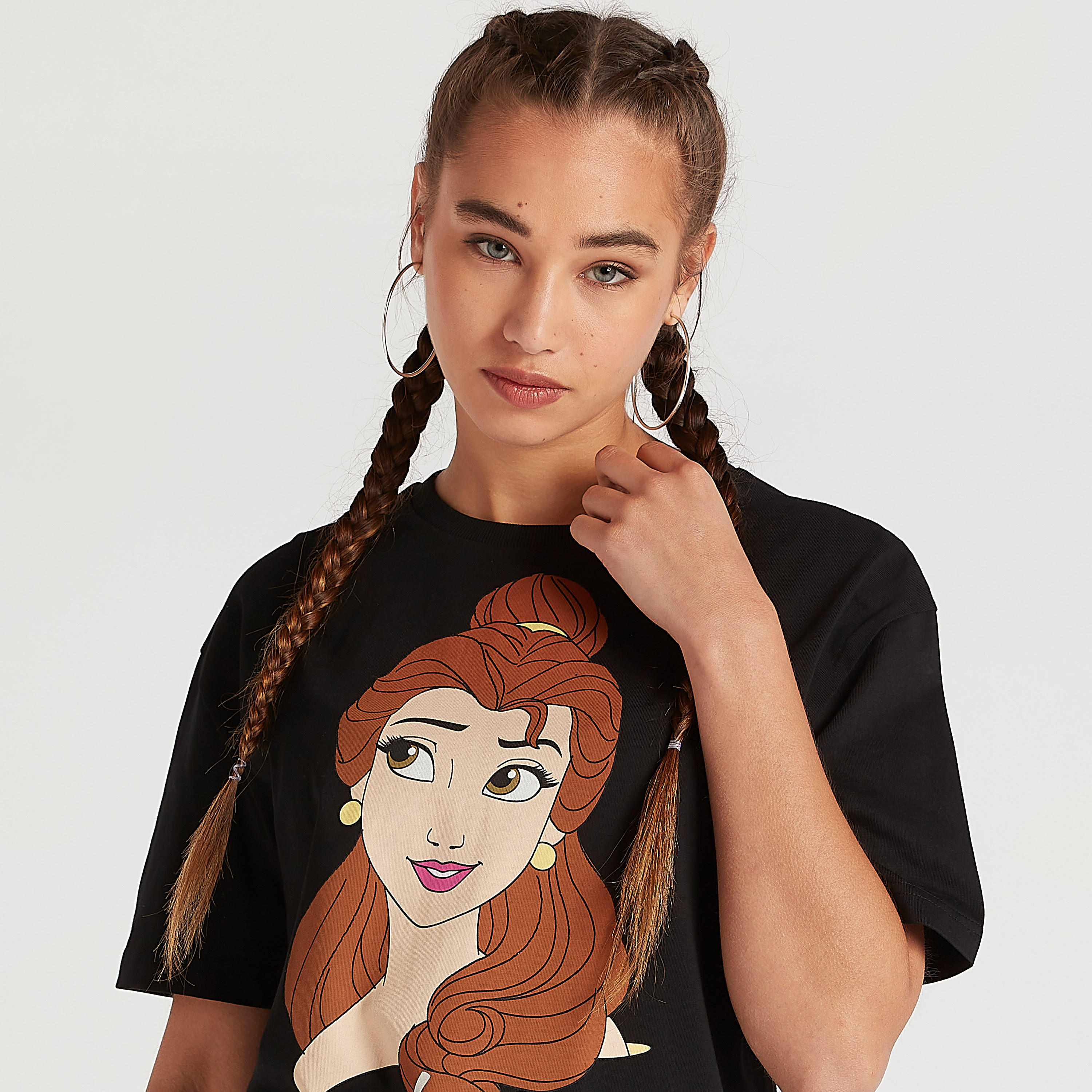 تيشيرت طويل بياقة ضيقة وأكمام قصيرة وطبعات جرافيك-women-clothing-tshirts-image-3