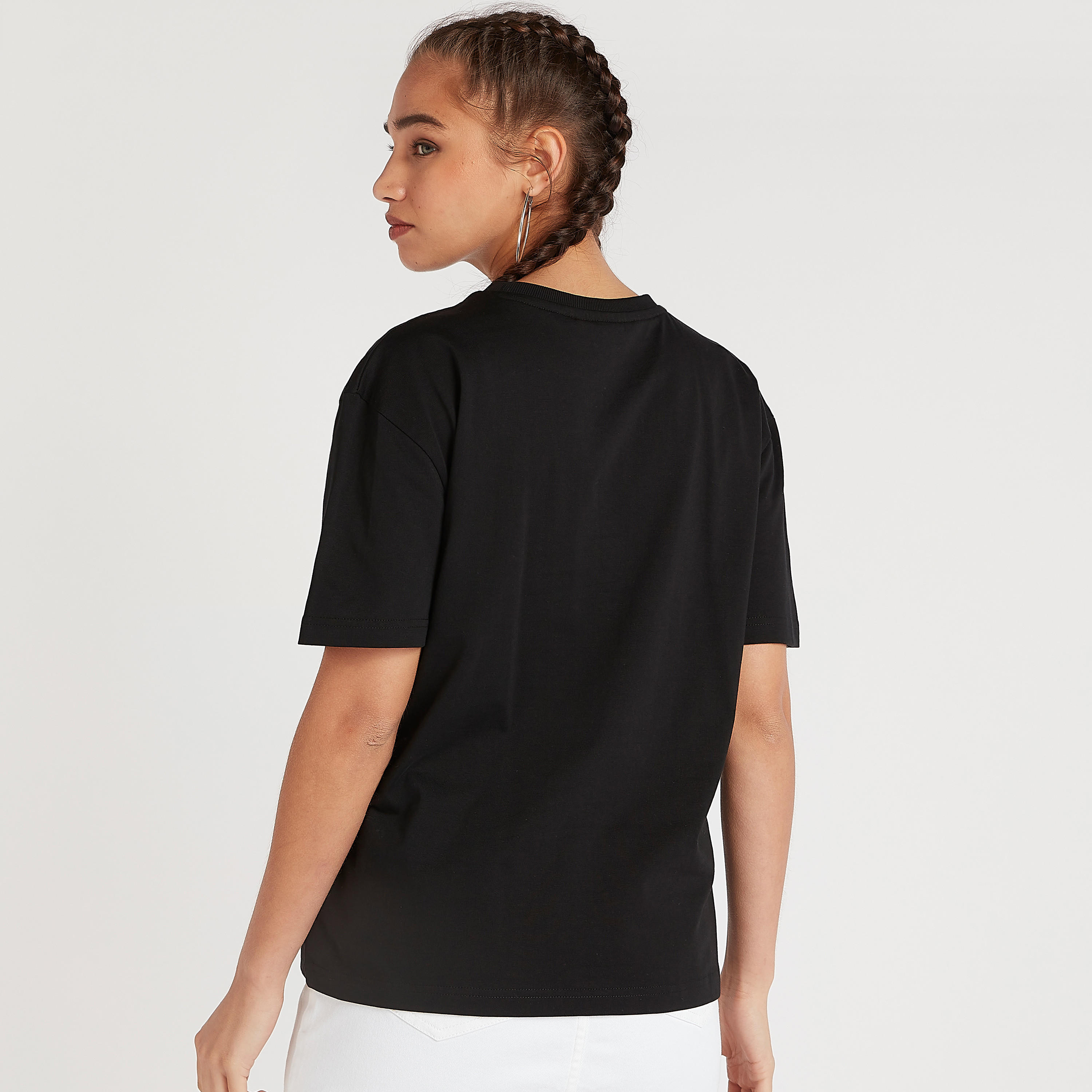 تيشيرت طويل بياقة ضيقة وأكمام قصيرة وطبعات جرافيك-women-clothing-tshirts-image-4