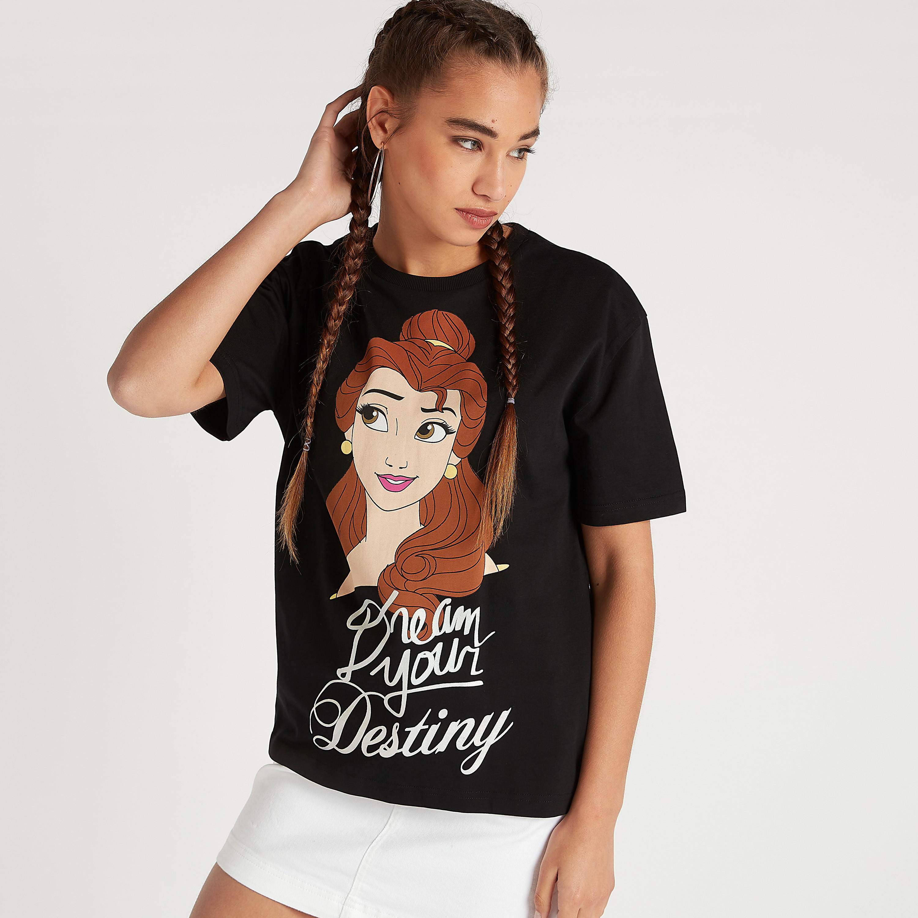 تيشيرت طويل بياقة ضيقة وأكمام قصيرة وطبعات جرافيك-women-clothing-tshirts-image-6