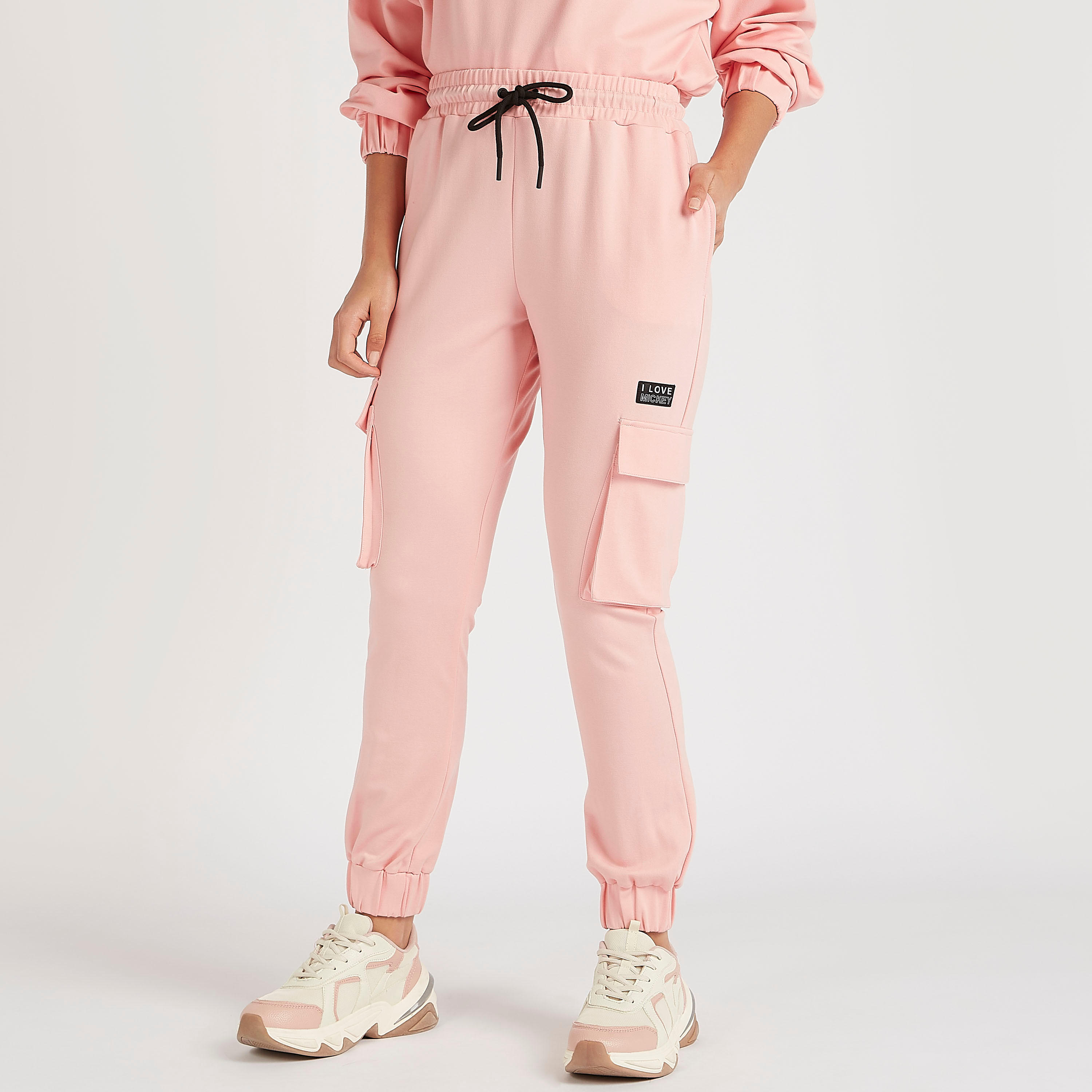 بنطلون رياضي بطبعات ميكي ماوس وخصر متوسّط الارتفاع وجيوب-women-clothing-bottoms-joggers-image-1