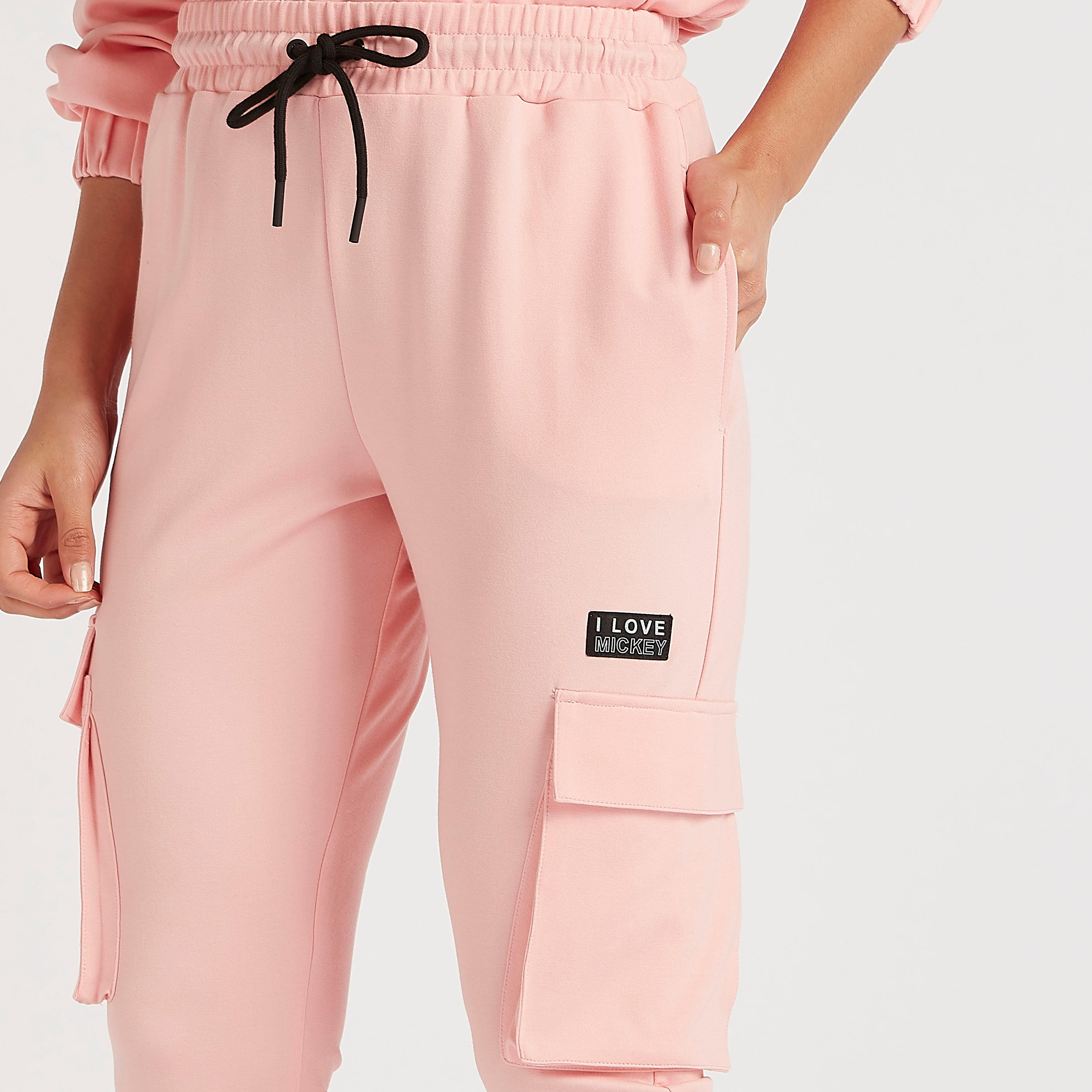 بنطلون رياضي بطبعات ميكي ماوس وخصر متوسّط الارتفاع وجيوب-women-clothing-bottoms-joggers-image-3
