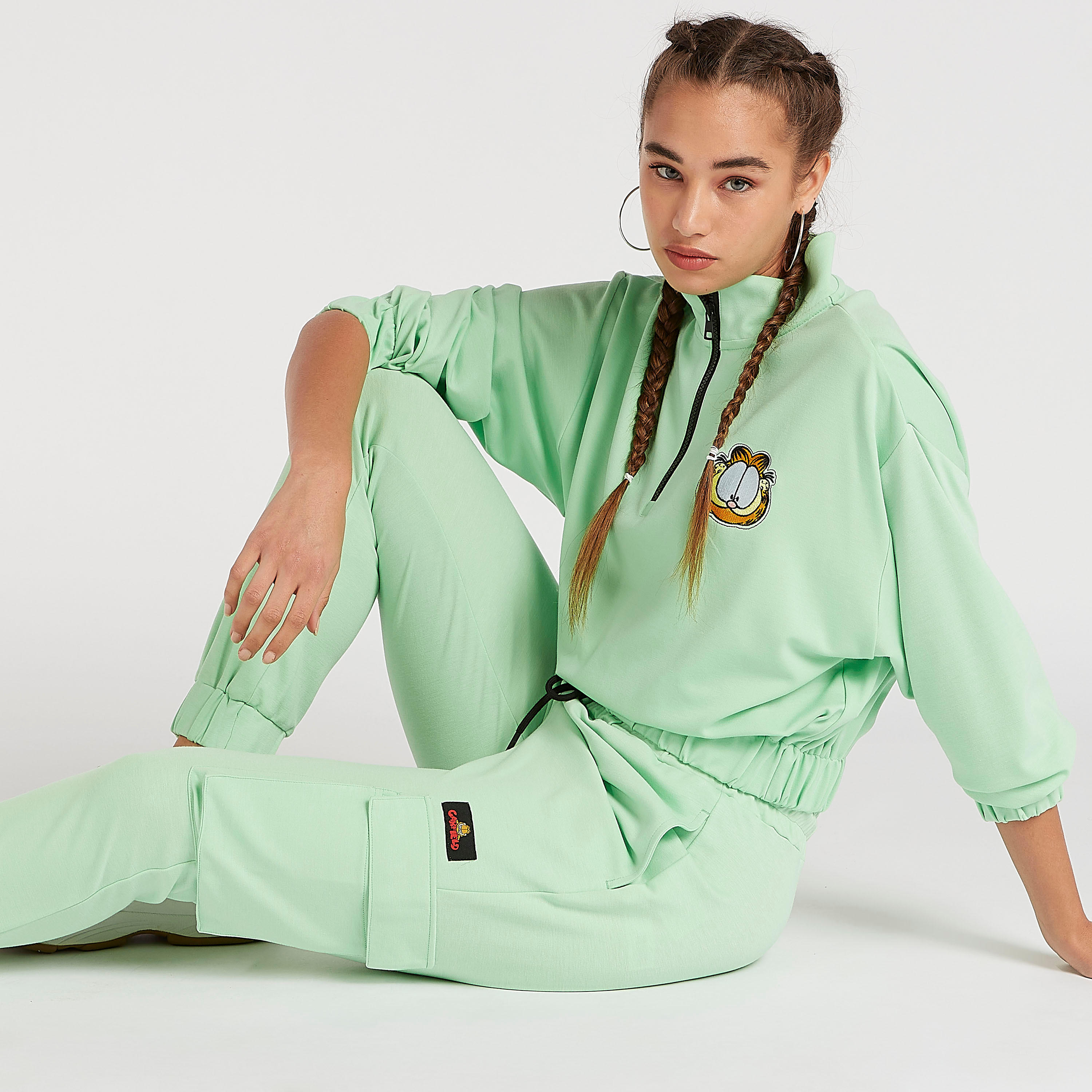 بنطلون رياضي بطبعات غارفيلد وخصر متوسّط الارتفاع وجيوب بطيّة-women-clothing-bottoms-joggers-image-5