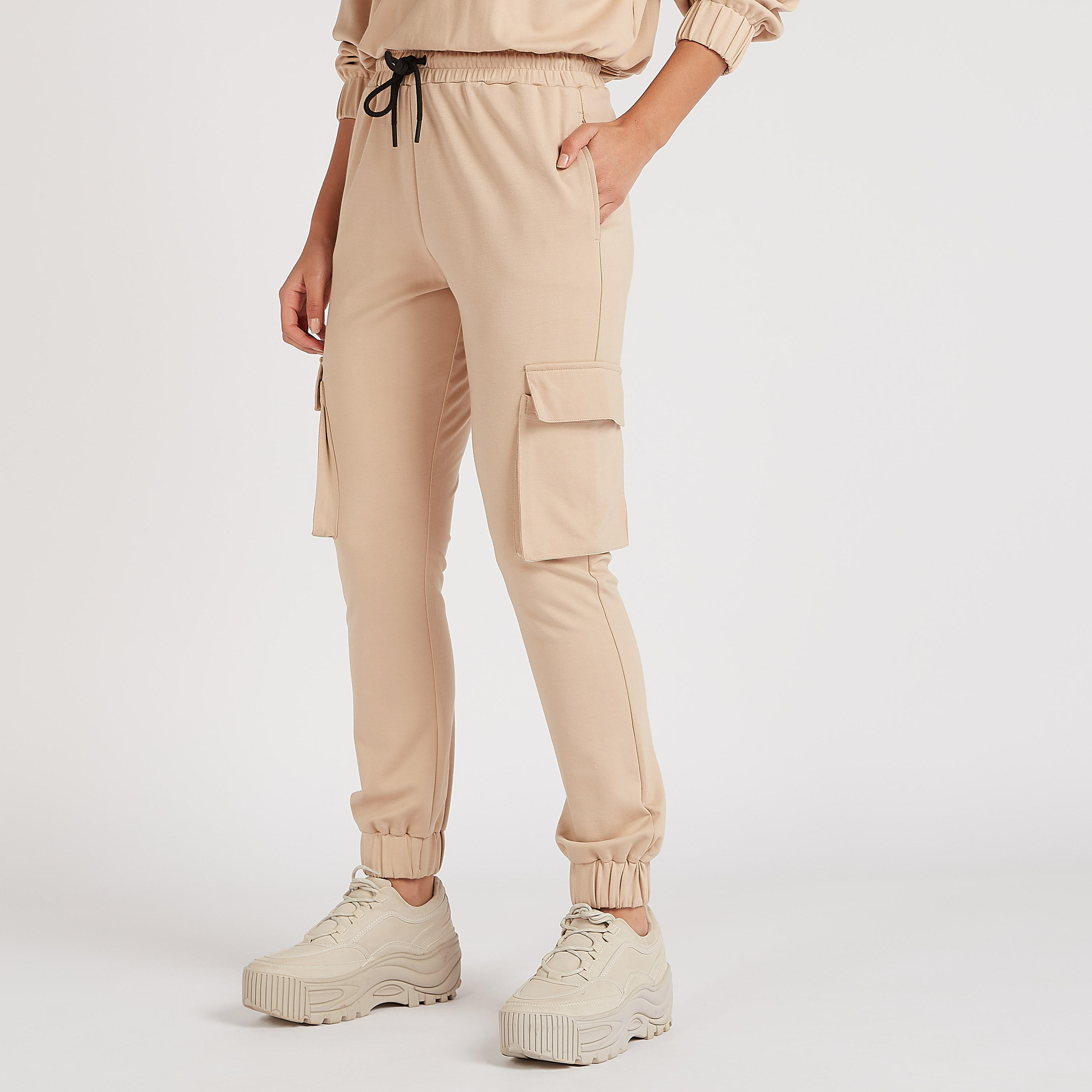 بنطلون رياضي بقصّة سليم بخصر متوسّط الارتفاع وجيوب بطيّة وتصميم بينوتس-women-clothing-bottoms-joggers-image-1
