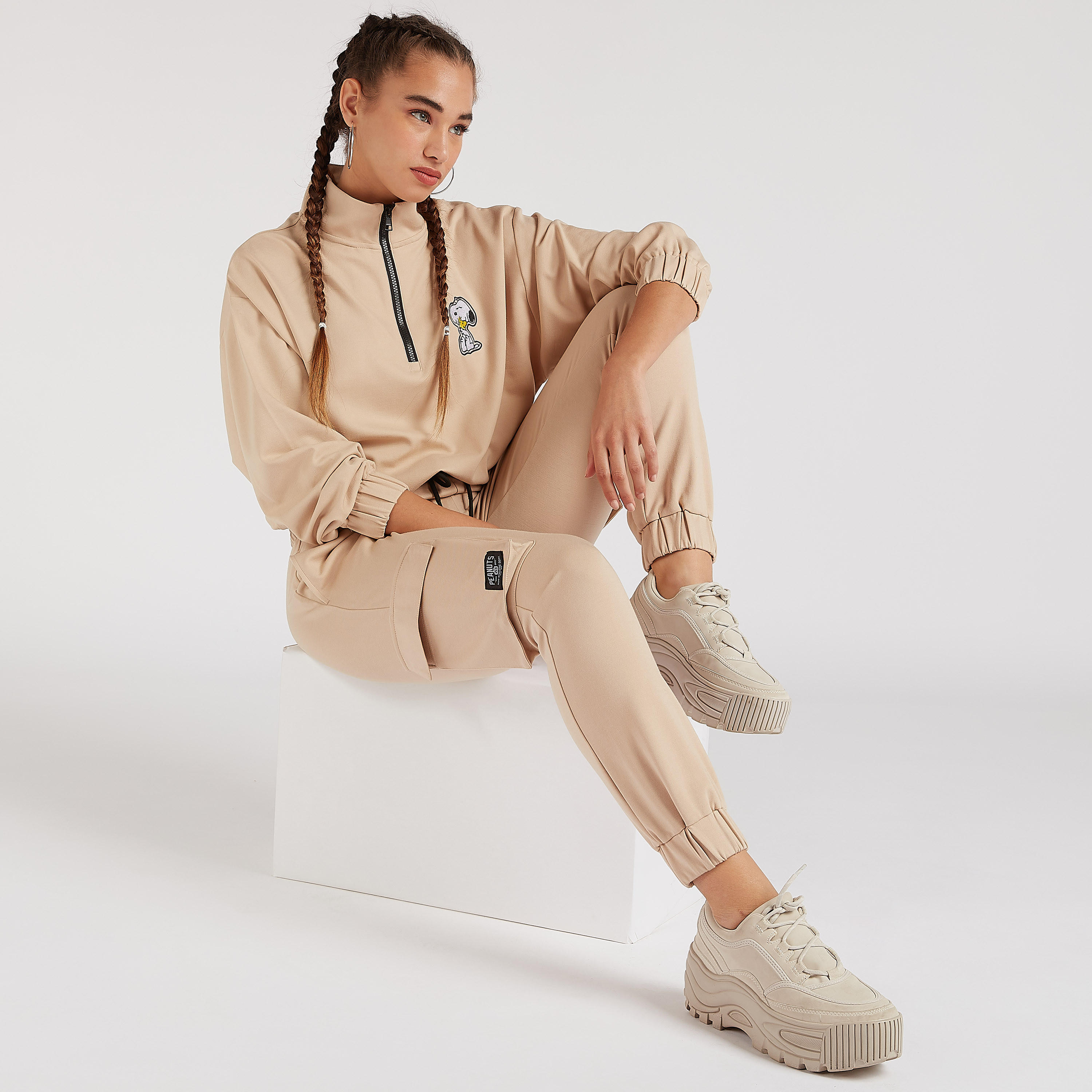 بنطلون رياضي بقصّة سليم بخصر متوسّط الارتفاع وجيوب بطيّة وتصميم بينوتس-women-clothing-bottoms-joggers-image-2