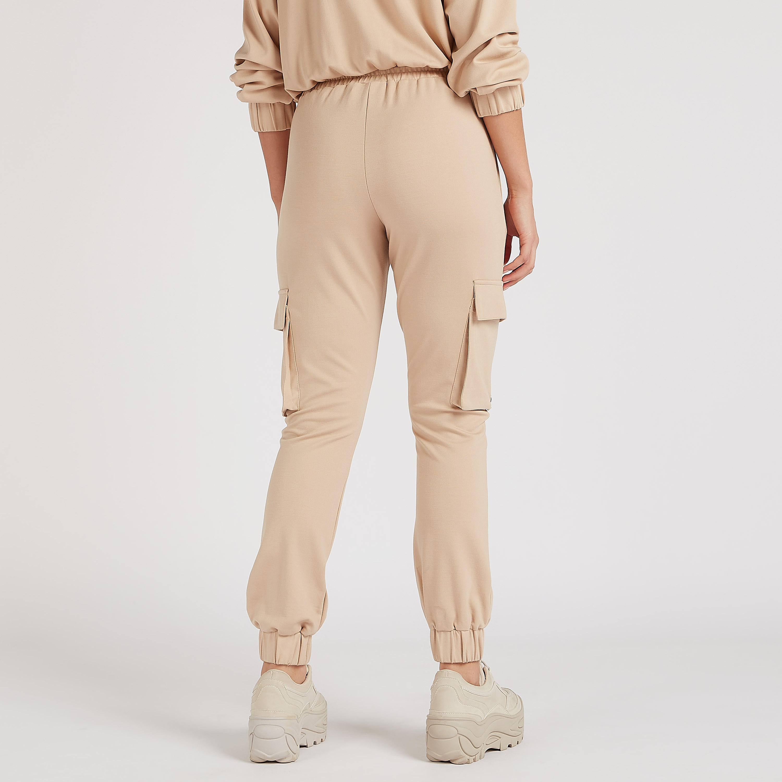 بنطلون رياضي بقصّة سليم بخصر متوسّط الارتفاع وجيوب بطيّة وتصميم بينوتس-women-clothing-bottoms-joggers-image-4