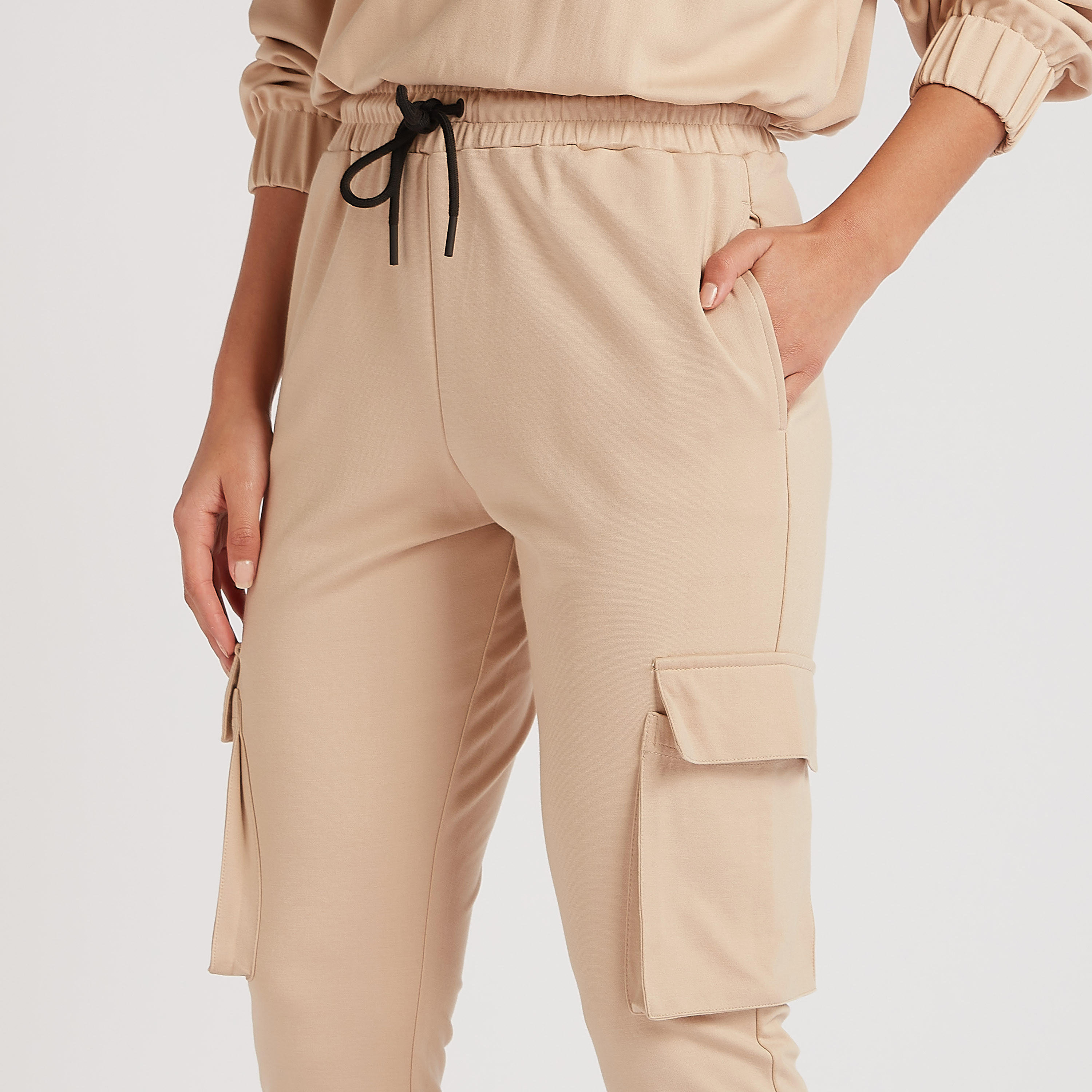 بنطلون رياضي بقصّة سليم بخصر متوسّط الارتفاع وجيوب بطيّة وتصميم بينوتس-women-clothing-bottoms-joggers-image-6