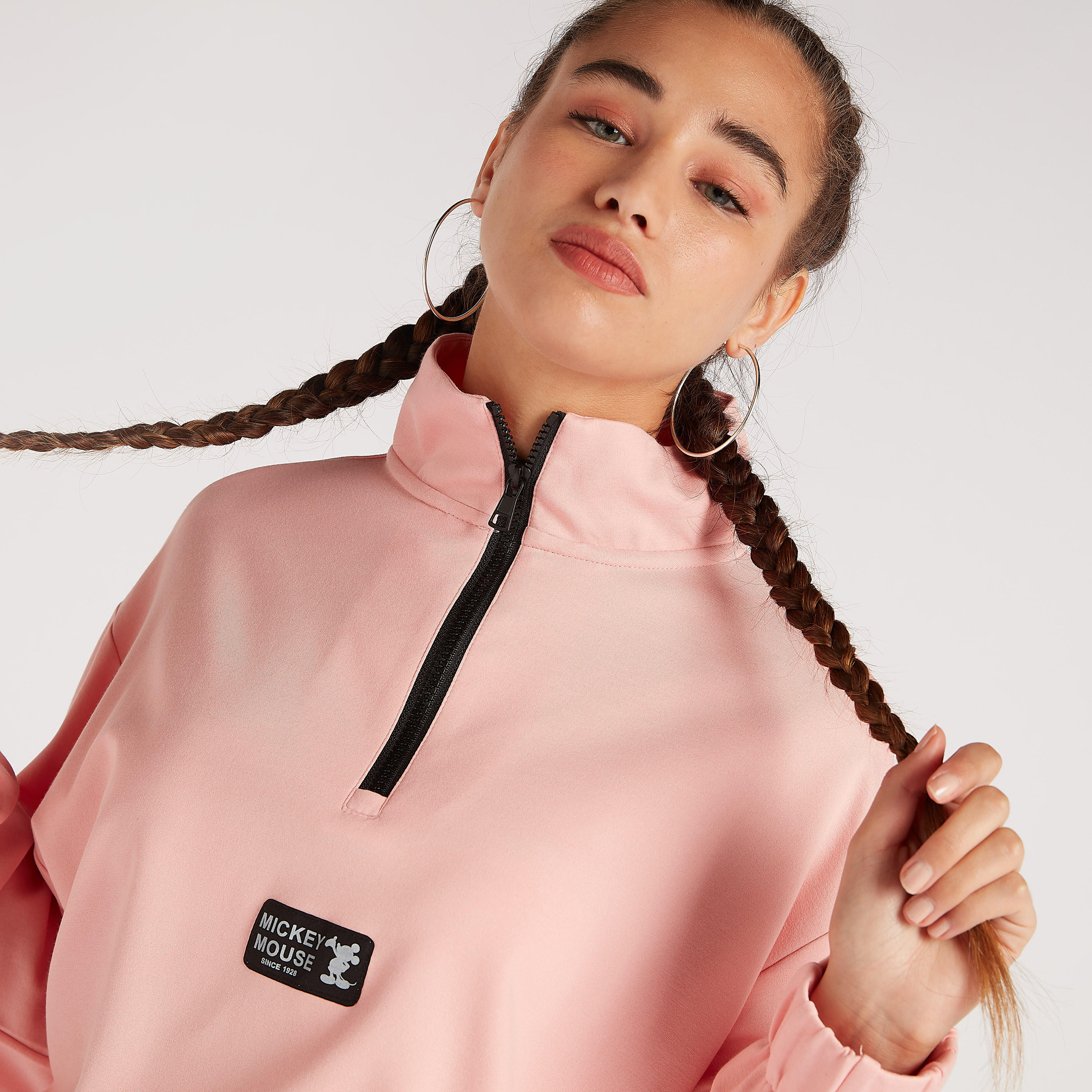 سويت شيرت قصير بطبعات شعار ميكي ماوس وياقة عالية بسحاب-women-winterwear-hoodiesandsweatshirts-sweatshirts-image-5